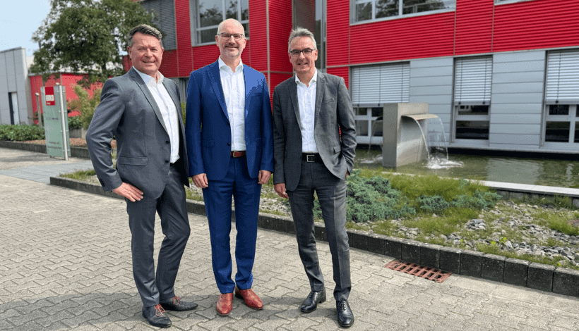 Zu Dritt an der Spitze der emco Group: (v.l.) Christian Gnaß (CEO), Dr. Andreas Stepping (COO), Daniel Sarbandi (CFO). (Bildquelle: Quelle: Sören Menke)