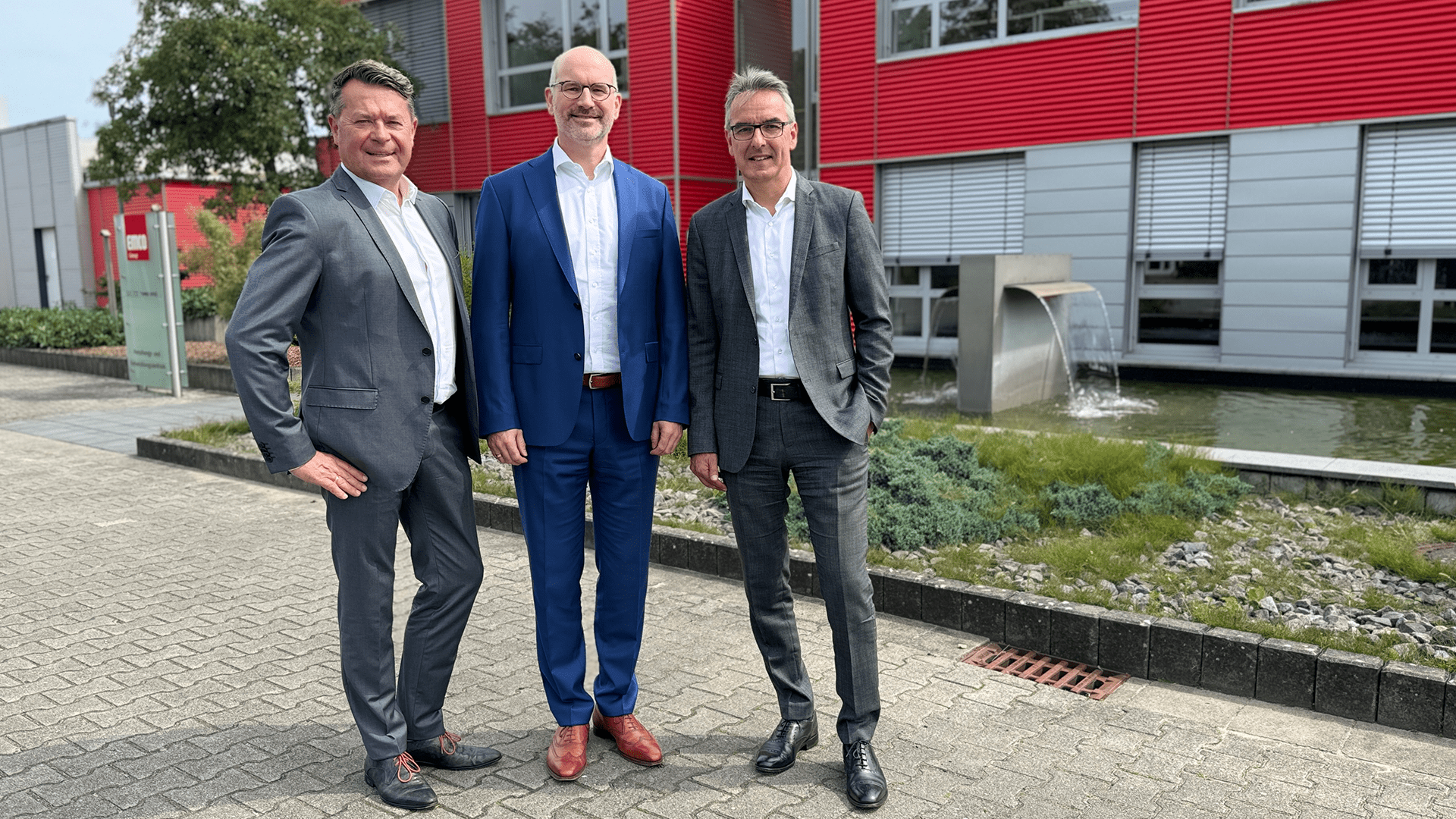 Zu Dritt an der Spitze der emco Group: (v.l.) Christian Gnaß (CEO), Dr. Andreas Stepping (COO), Daniel Sarbandi (CFO). (Bildquelle: Quelle: Sören Menke)