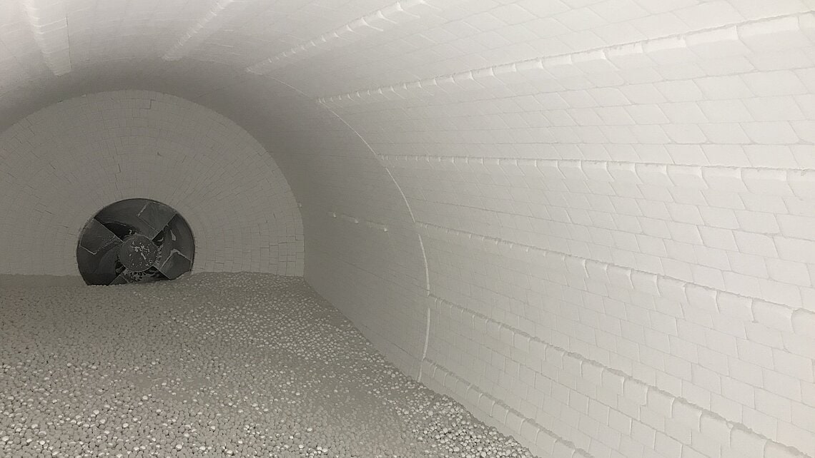 Beim Mahlen und Zerkleinern in industriellen Anlagen ist es wichtig, dass das zu mahlende Produkt nicht mit Abriebstoffen der Mühle oder der Mahlkörper verunreinigt wird. Keramischer Verschleißschutz stellt das sicher. Quelle: CeramTec