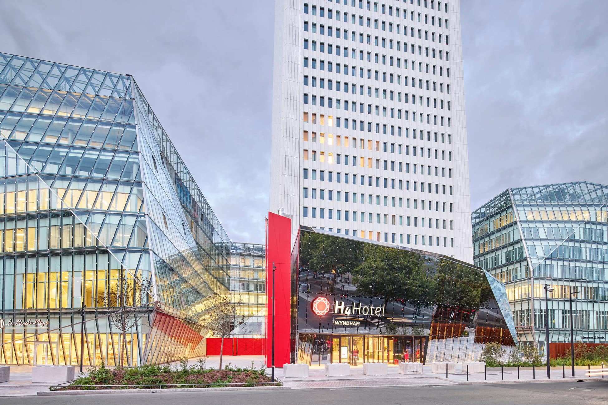 Im Juli 2024 wurde das H4 Hotel Wyndham Paris Pleyel Resort in Saint-Denis eröffnet. Der 140 Meter hohe Tour Pleyel gilt als architektonisches Wahrzeichen des Pariser Vororts. Fast 700 klimatisierte Zimmer bieten hier H4-Hotel-Komfort und sprechen ein breites Publikum an.