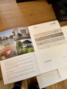 In den Prospekten gibt es auch liebevoll erzählt die Stories, die zu den Dekoren geführt haben, wie die Geschichte aus dem alten Bauernhaus.