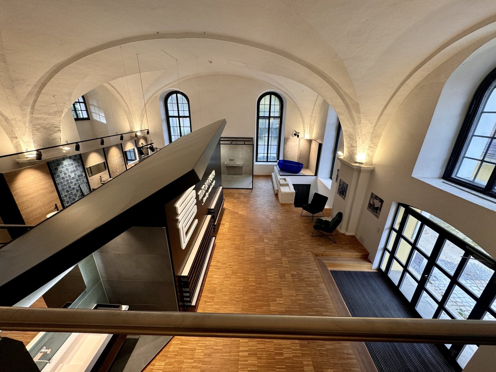 Keramik-Schmuckstücke in den Gemäuern einer ehemaligen Brauerei: Blick in den Showroom von Tiles by Pecasa.