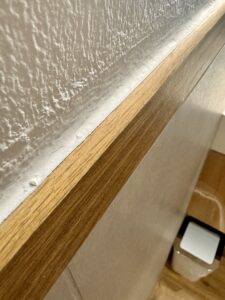 Keramische "Champions League": Holz-Abschlussleisten mit einer Dekoration der Maserung auf der schmalen Fläche.