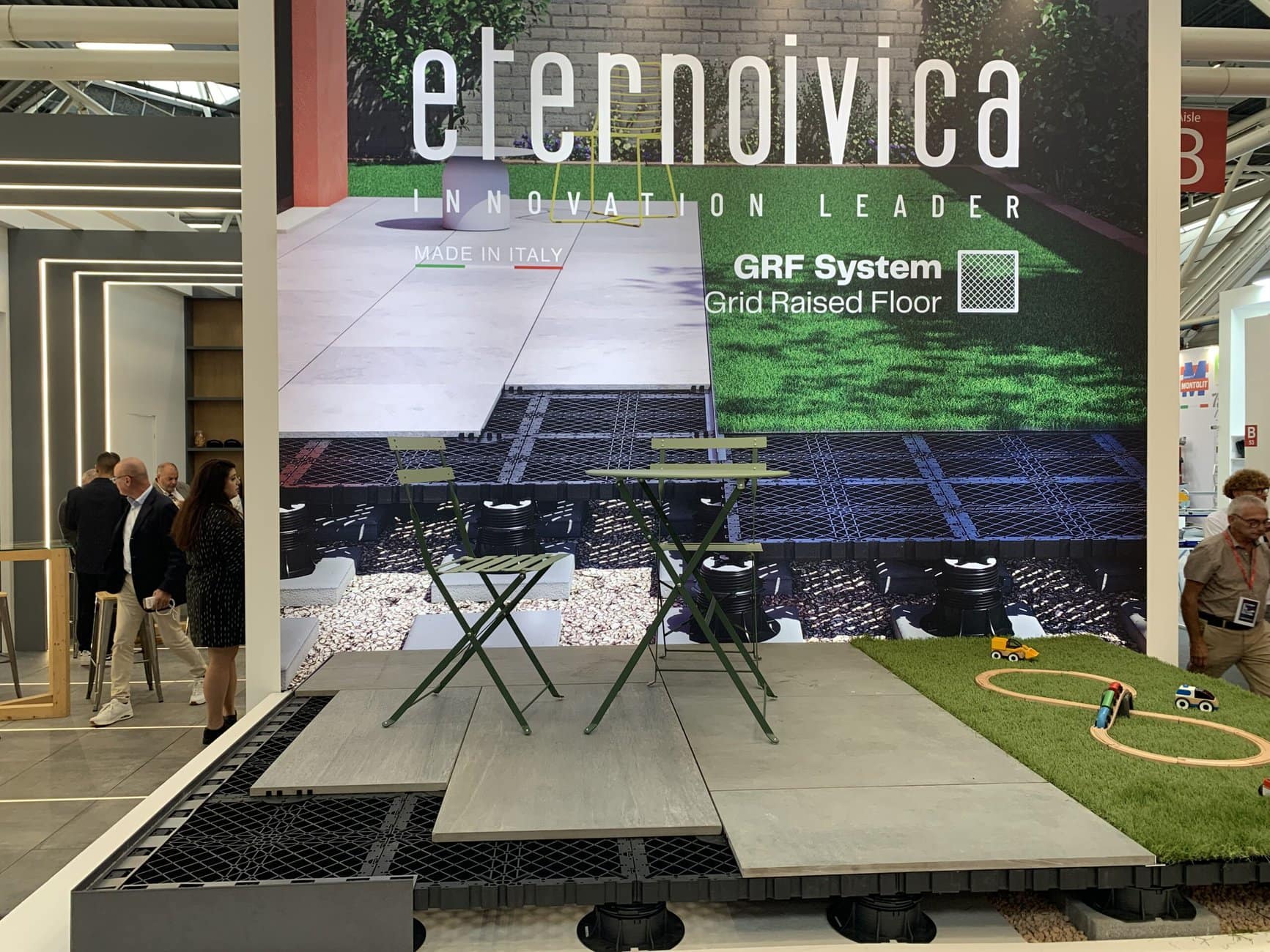 Der Eterno Ivica Stand auf der Cersaie 2024 ist komplett auf Doppelboden aufgebaut Foto: Alexandra Becker