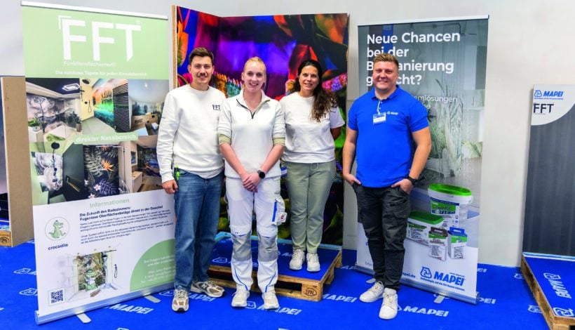 Workshop zum Thema Tapete im Bad an der Mapei Academy (v. li.): FFT-Geschäftsführer und Influencer Tobias Haubner, Influencerin und MALERStars-Zweitplatzierte Lisa Mengel, FFT-Geschäftsführerin Marion Haubner und Mapei Gebietsleiter Dominik Eisermann.