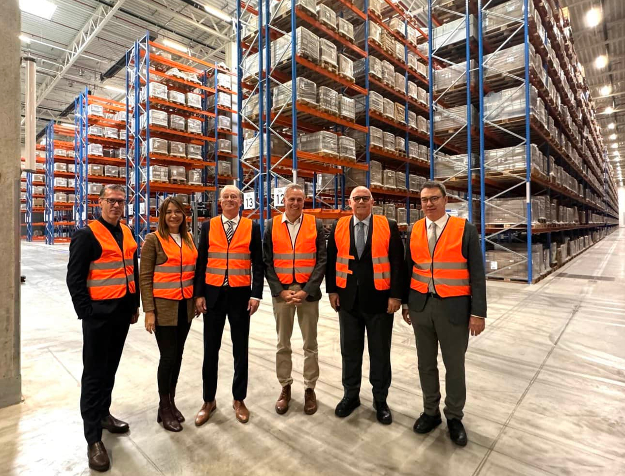 Das Führungsteam von Villeroy & Boch Fliesen und Vitra stand in Polch 1200Grad lang einen Nachmittag Rede und Antwort zu aktuellen Themen (v.r.n.l.): Hasan Pehlivan, bis vor kurzem General Manager Tiles Business Eczacıbaşı-Gruppe, Mert Karasu, CEO Vitra Tiles, Ralf Schanze, Chefredakteur 1200Grad, Georg Müller-Hof, Geschäftsführer Villeroy & Boch Fliesen, und Florian Bausch, Marketing Direktor Villeroy Boch Fliesen. Foto: Redaktion