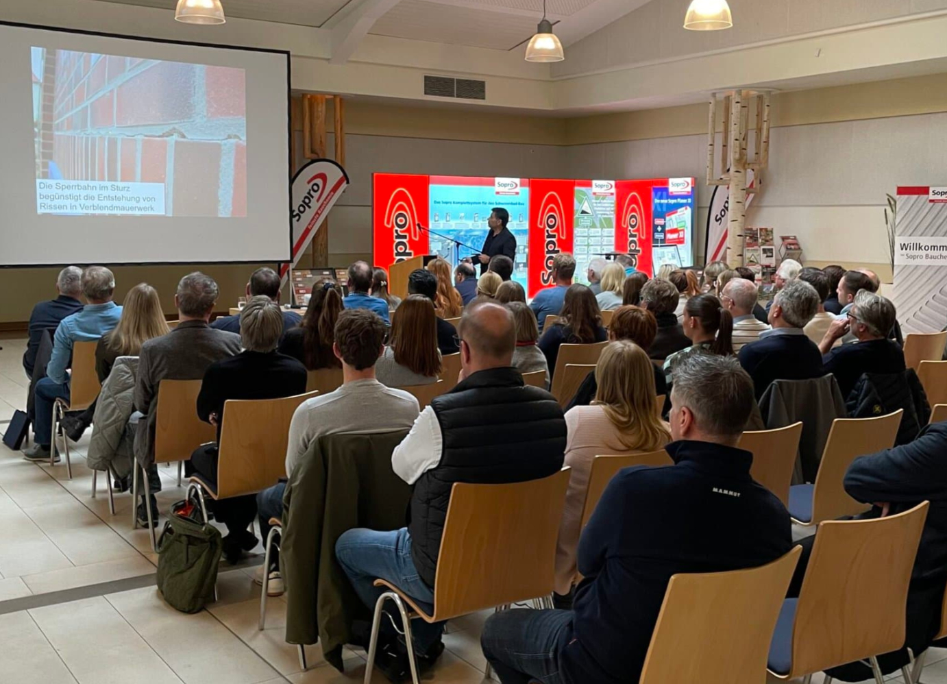 Hendrik Maletzki, B.Eng. DGNB Consultant Planer-/Objektberatung Sopro Bauchemie GmbH referiert über die Themen Schwimmbadbau und Terrassenabdichtung nach DIN.