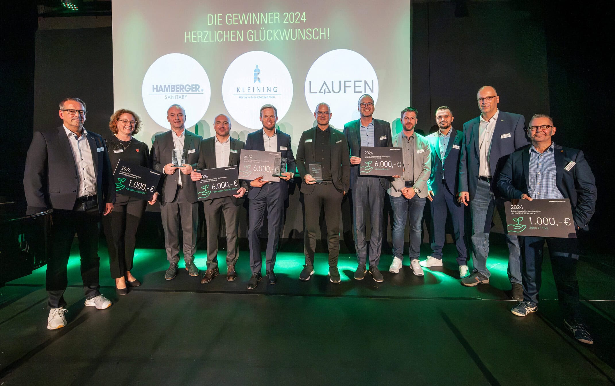 Verleihung des Zukunftspreises für Nachhaltigkeit (v.l.): Michael Rolf (NORDWEST-Vorstand), Sandra Honigs (stellvertretende Direktorin des Aquazoos Löbbecke Museum), Jürgen Morlock (Director Sales International Wholesale Hamberger Sanitary GmbH), Daniel Barin (Gebietsverkaufsleiter / Key Account Manager Kleining GmbH & Co. KG), Kai Wolbeck (Geschäftsführer Kleining GmbH & Co. KG), Stefan Behr (Head of Marketing LAUFEN GmbH), Stefan Knoll (Vertriebsleiter Deutschland LAUFEN GmbH), Mario Tröck (Geschäftsbereichsleiter Haustechnik NORDWEST), Ali Daour (Kompetenzfeldleiter Sanitär NORDWEST), Thorsten Sega (NORDWEST- Vorstand) und John E. Toft (CEO von TheKnot Recycling Consulting).  
