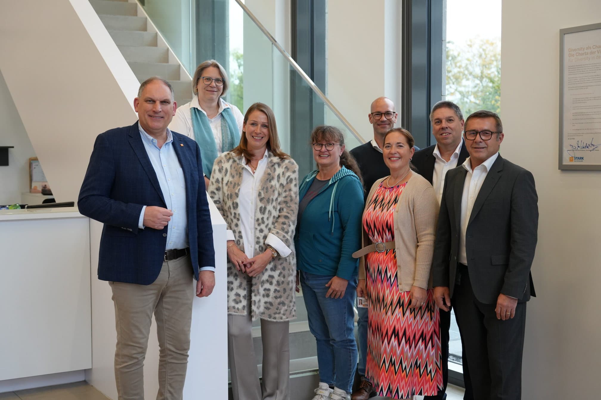 Vorstand und Mitglieder des Wolfgang Günzel Hilfsfonds e.V., darunter Marc-Oliver Windbacher, Vorsitzender des Wolfgang Günzel Hilfsfonds e.V. und Geschäftsführer Personal und Arbeitssicherheit bei STARK Deutschland (1.v.l.) sowie Peter Glatzel, stellvertretender Vorsitzender des Wolfgang Günzel Hilfsfonds und Gesamtbetriebsratsvorsitzender STARK Deutschland (1.v.r.)