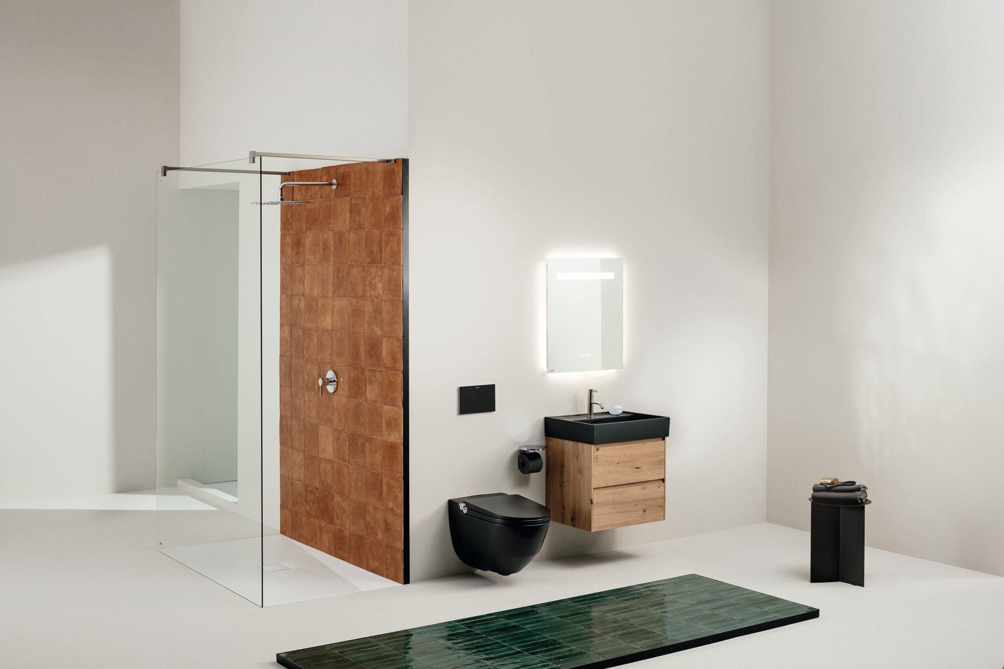 Mit bodenebener Dusche, Dusch-WC und Badhocker ist das Bad für Jung und Alt geeignet. Duschfläche LAUFEN PRO, Dusch-WC CLEANET RIVA, Betätigungsplatte INEO, Waschtisch, Möbel, Armaturen und Badhocker Kartell•LAUFEN, Spiegel LANI. Quelle: LAUFEN