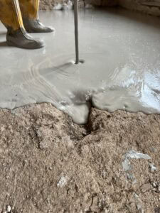weber.floor 4305 egalisiert Ausbrüche bis zu 50 mm Tiefe. Foto: Saint-Gobain Weber