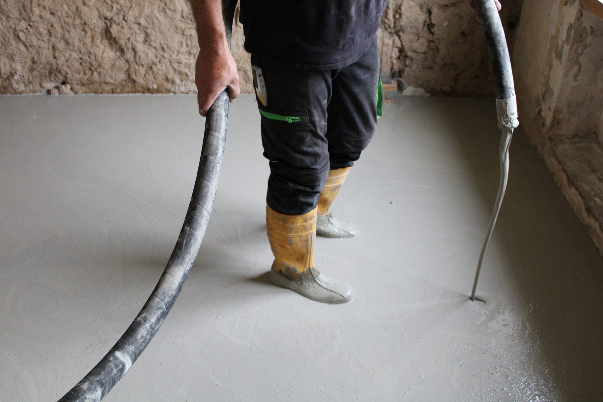 Um eine effiziente Baustellenabwicklung zu gewährleisten, kann die Höhenausgleichsmasse direkt an den Einsatzort gepumpt werden. Foto: Saint-Gobain Weber