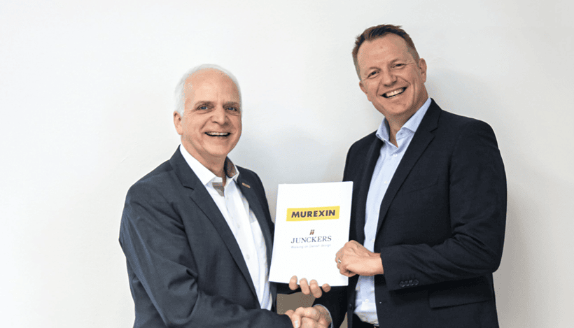 Wolfgang Hormuth, Geschäftsführer Murexin GmbH, und Thomas Bendixen, CEO Junckers Dänemark, freuen sich darauf, ab sofort Lösungen aus einer Hand anbieten zu können. (Foto: Murexin)