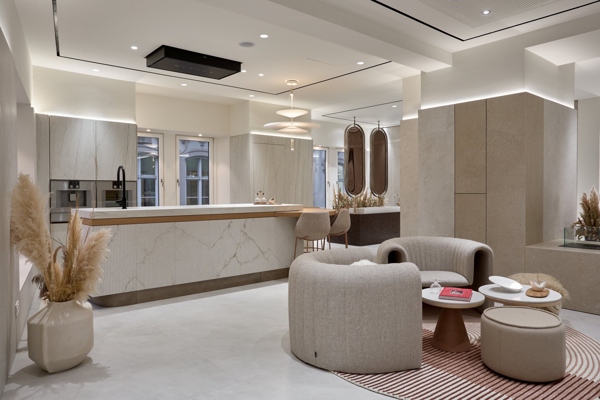 Küche im Wohnraum: Das Kochfeld „Essential Induction“ integriert sich unsichtbar in die Arbeitsplatte aus Dekton