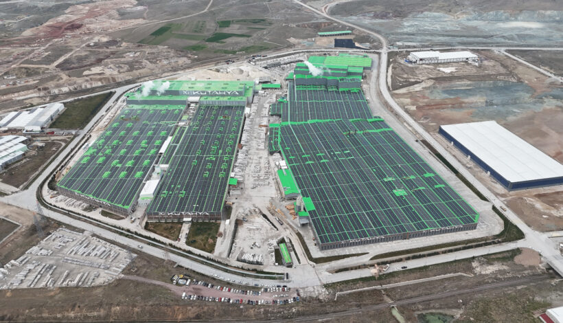 Luftaufnahme des Werkes in Kütahya. Die gesamt Dachfläche ist mit Photovoltaik-Zelen belegt. Foto: Kütahya