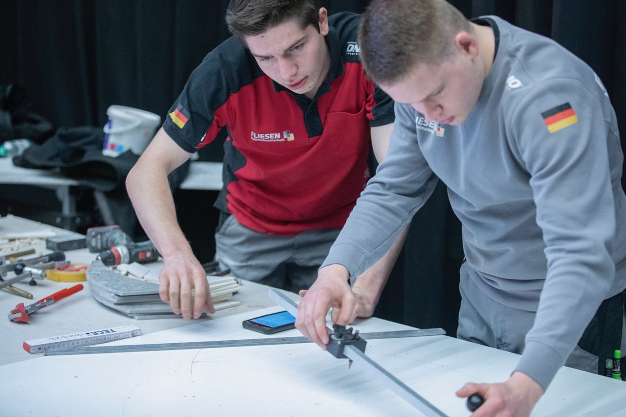 Zwei aus der Nationalmmanschaft_Robin Liebler (links) und Luis Brauer beim Anfertigen ihres Werkstücks