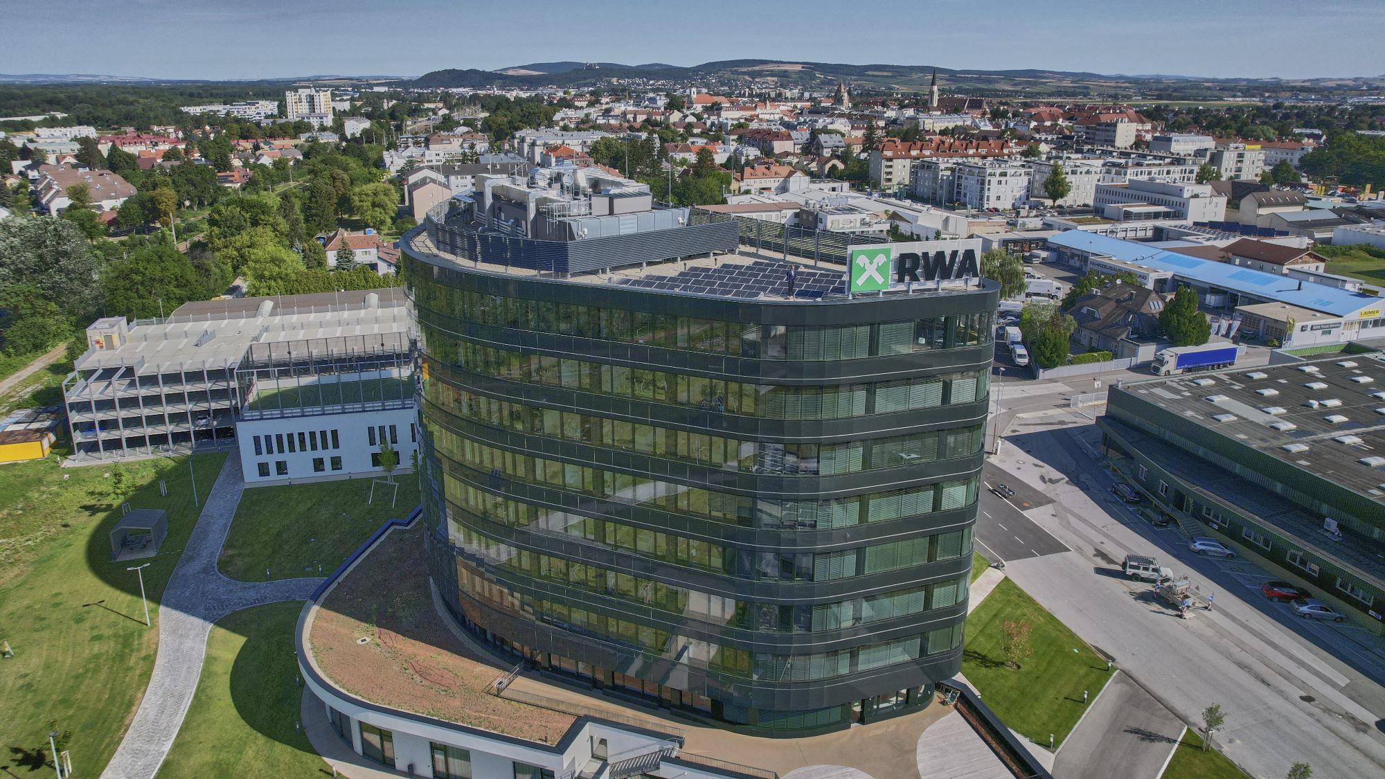 RWA-Zentrale in Korneuburg, Österreich: Im Zuge ihrer Transformation verkauft die BayWa AG ihre Anteile an der RWA. 1999 waren beide Unternehmen eine strategische Allianz eingegangen. © RWA