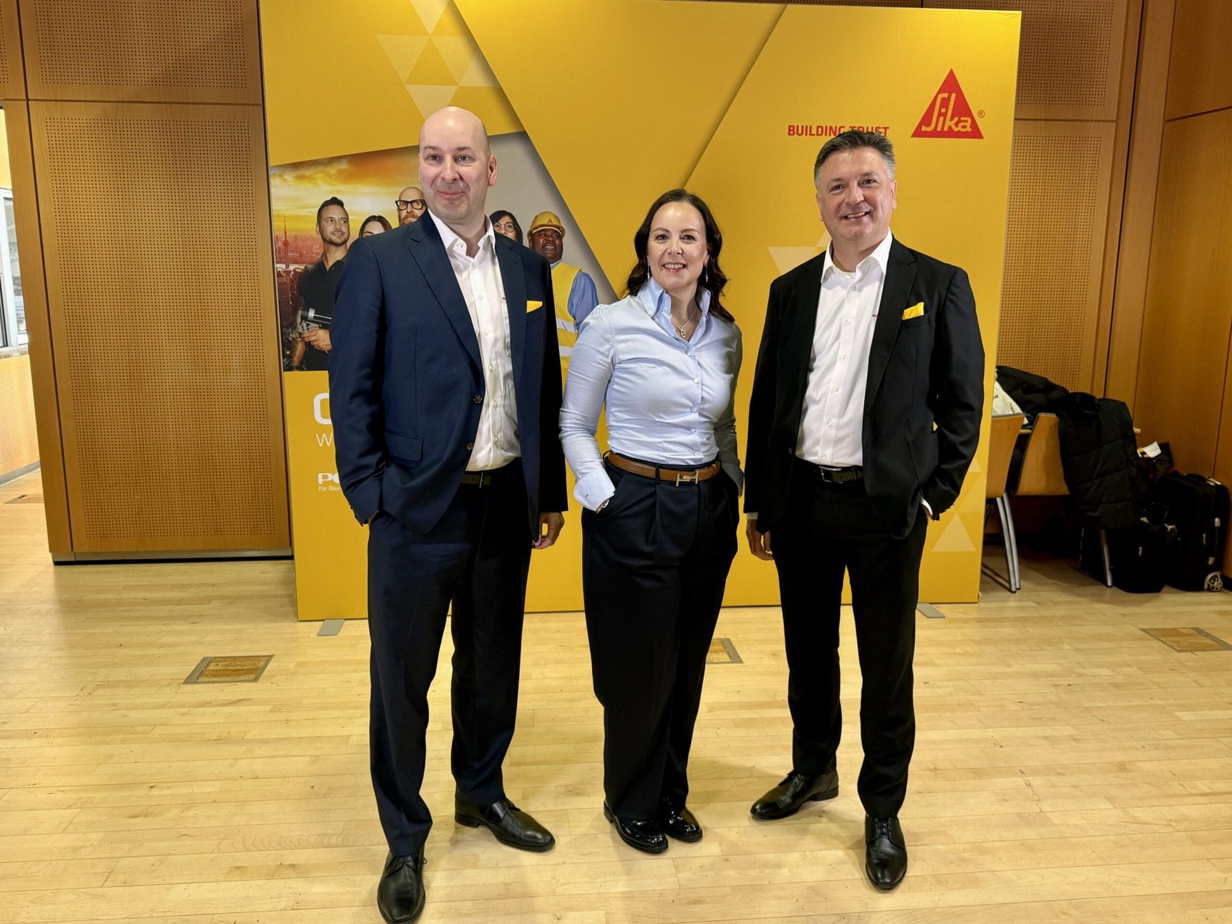Sika-Geschäftsführerin Daniela Schmiedle gab auf der BAU zusammen mit Ralph Spielmann, Sika Geschäftsbereichsleiter Handel Bau (lks.) und Sika-Geschäftsbereichsleiter Construction Frank Holzäpfel. Foto: Redaktion