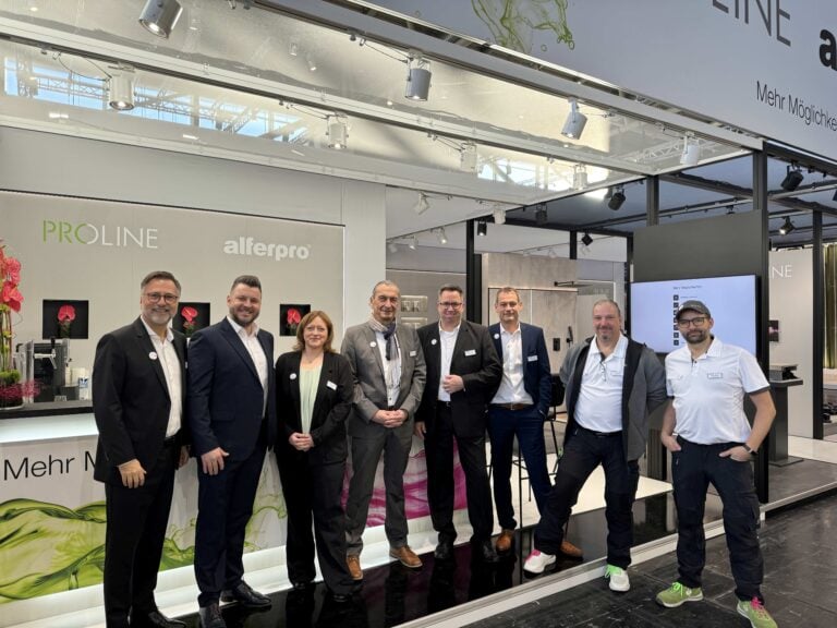 Aus zwei mach eins: das neue Proline alferpro-Team am Gemeinschaftsstand der BAU 2025 (v.l.n.r.): Christian Grünendahl (GF Proline), Kamil Kienhöfer-Micek, Sand Rogg, Peter Purschke, Thomas Wagner, Michael Hafner, Andreas Emming, Viktor Morlang