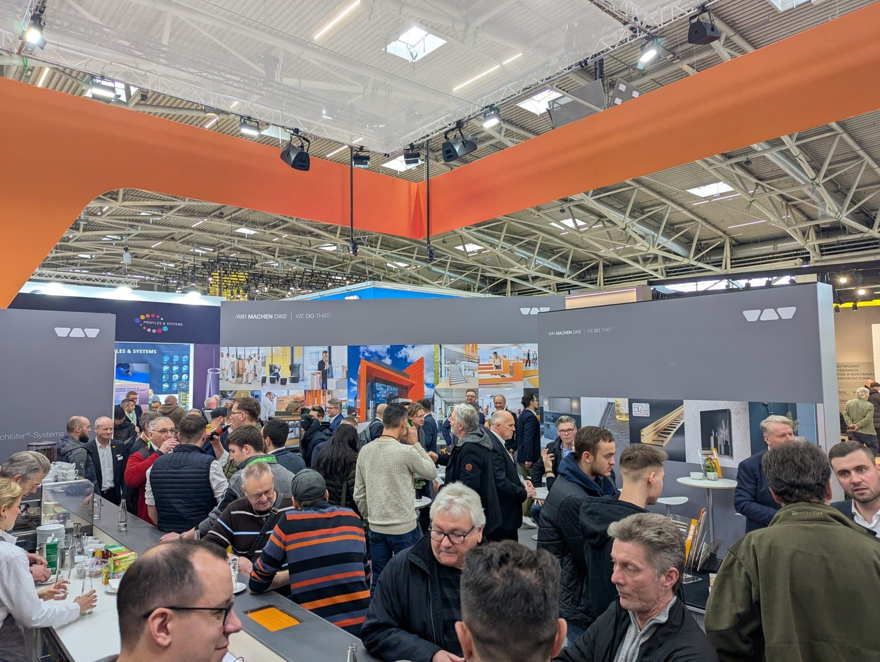 Der Schlüter-Stand auf der BAU war Anlaufpunkt für zahlreiche Fliesen- und Bauprofis aus Handwerk, Handel und Planung.