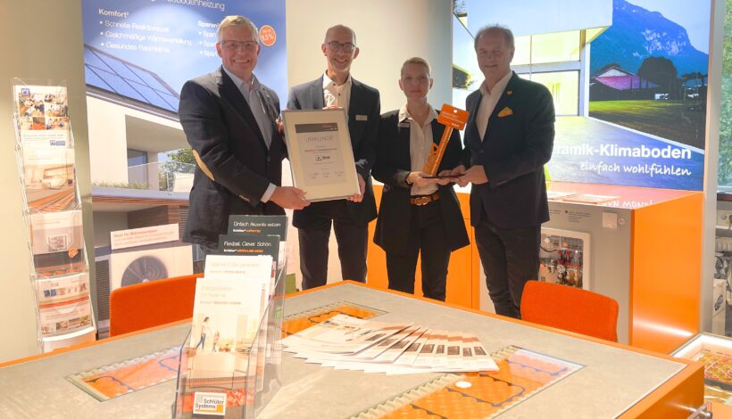 Von links nach rechts: Frank Kübart, Andreas Ubl, Yvonne Herbrand und Jörg Hinze bei der Eröffnung des Bekotec CompetenceCenters bei SHK Bergmann & Franz in Berlin-Schöneberg.