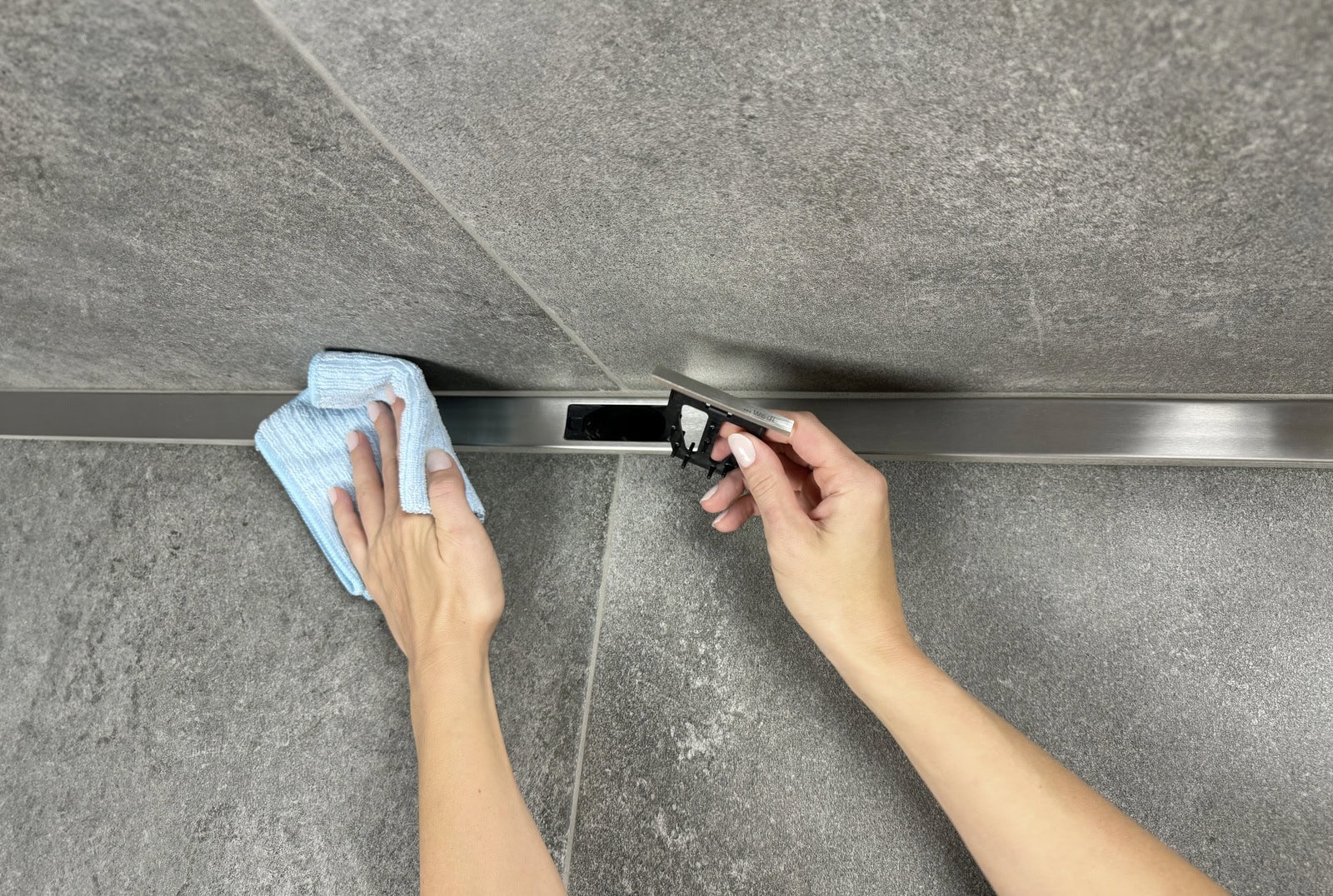 Und auch für Hygiene ist gesorgt: Der Ablauftopf mit Schwanenhals ist dank seiner speziellen Kontur ohne Kanten im Inneren nahezu selbstreinigend. Ein Haarfänger an der Abdeckung fängt Haare und andere Rückstände ab. Zudem kann der Haarfänger einfach entnommen und gereinigt werden.
