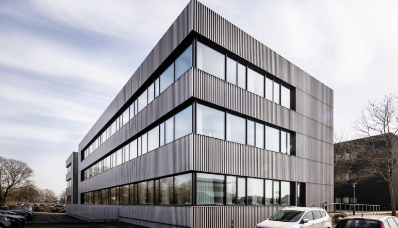 Formschöne Fassaden ohne störende Lüftungselemente sind das Ziel einer ästhetisch ansprechenden und geradlinigen Fassadengestaltung. Diese Anforderungen erfüllt das neue fassadenintegrierte dezentrale Lüftungssystem von Tonality. Foto: Kontraframe ApS, DK