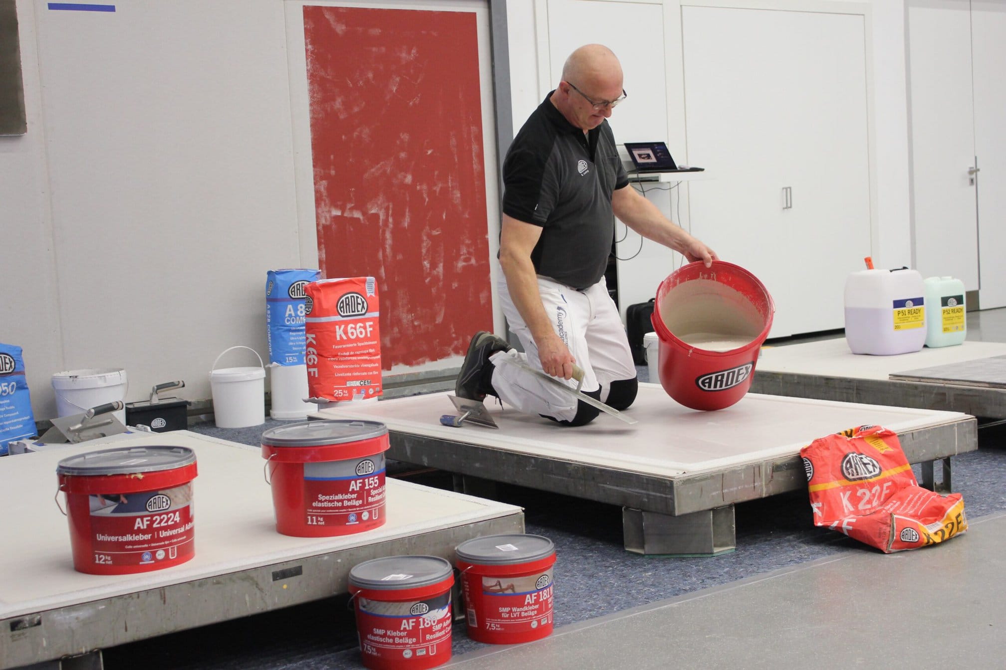 Das Angebot des Baustoffherstellers Ardexrichtet sich an Maler und Trockenbauer, Bodenleger, Fliesen- und Natursteinleger sowie an den Fachhandel – und immer häufi ger auch an Architekten und Planer. Geleitet werden die Trainings von den Experten der Ardex-Anwen- dungstechnik. Je nach Thema ergänzen Spezialis- ten aus der Ardex-Gruppe wie Gutjahr und wedi oder von Industriepartnern wie Erfurt, Festool und Wagner sowie Sachverständige das Team.