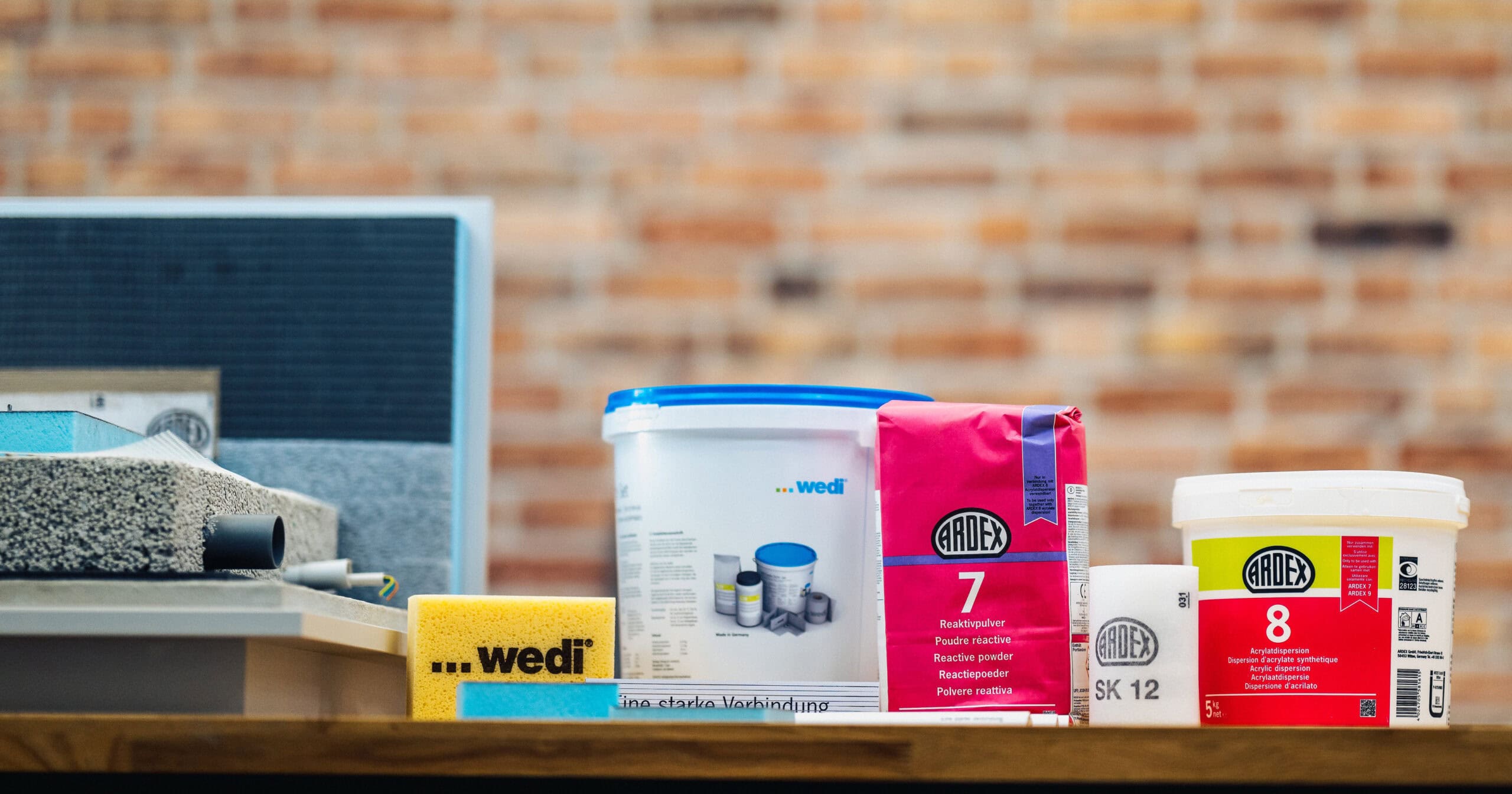 Ardex und wedi bieten gemeinsam durchdachte Systemlösungen für die Badsanierung an – alles „Made in Germany“. Nicht nur die Produkte ergänzen sich perfekt. Die Zusammenarbeit geht deutlich darüber hinaus. Verarbeitende und Bauherren können sich beispielsweise darauf verlassen, dass sie bei allen Fragen und Herausforderungen rund um ihr Projekt Unterstützung bekommen. Das gilt auch für die Objektbetreuung.