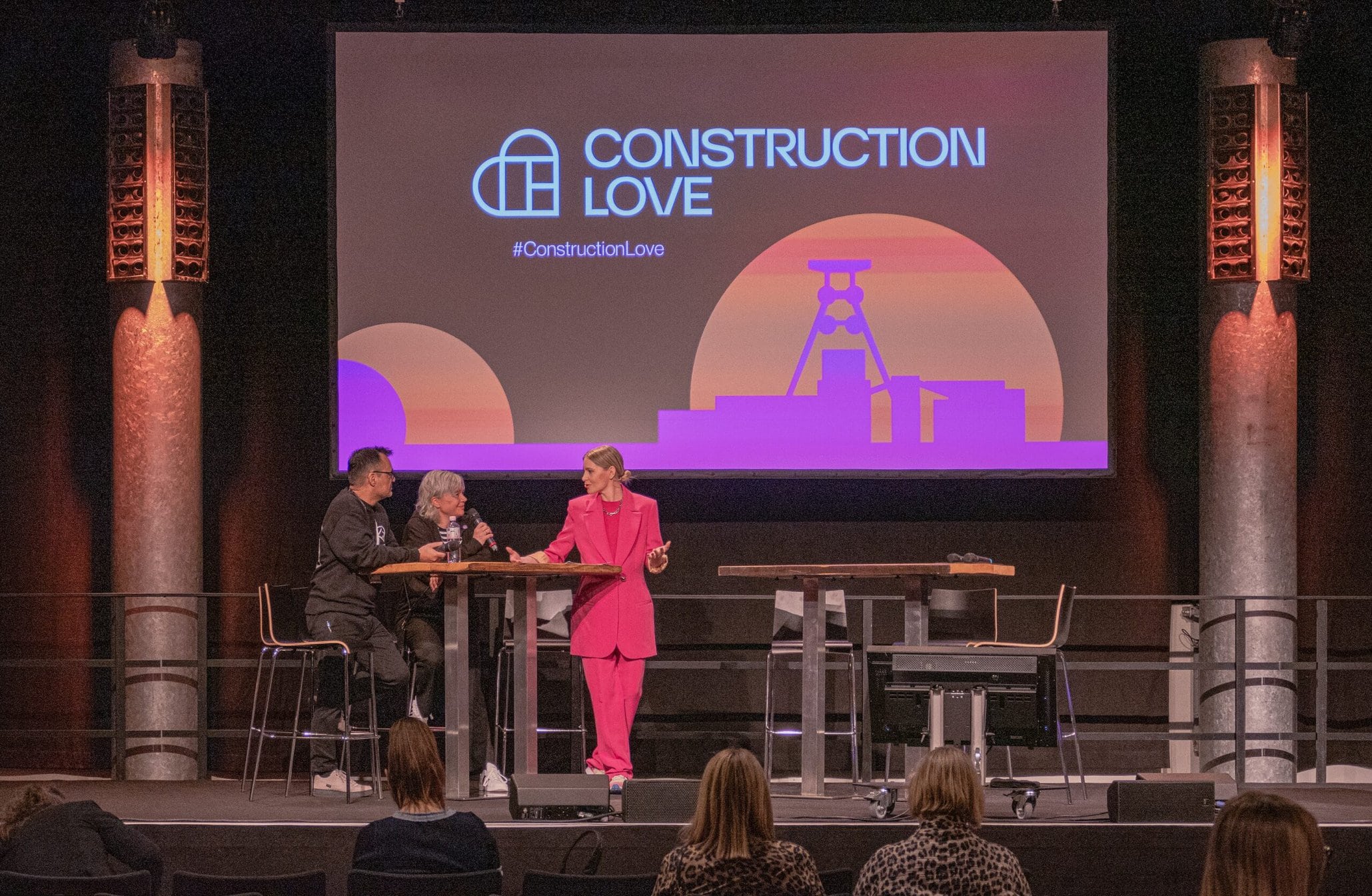 Bei der Eröffnungsrede machte Tobias Nazemi, Geschäftsführer von Brandrevier, deutlich: „Mit Construction Love gibt es erstmals eine Veranstaltung, bei der es nicht um Bauprodukte, Bauverfahren, Konjunktur oder Referenzobjekte geht, sondern nur um die Kommunikation zu diesen Themen.“ (Foto: Brandrevier)