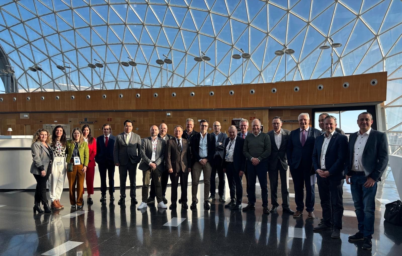 Gruppenbild mit den Teilnehmern der Konferenz zwischen ASCER und AG Fliese. Foto: AG Fliese