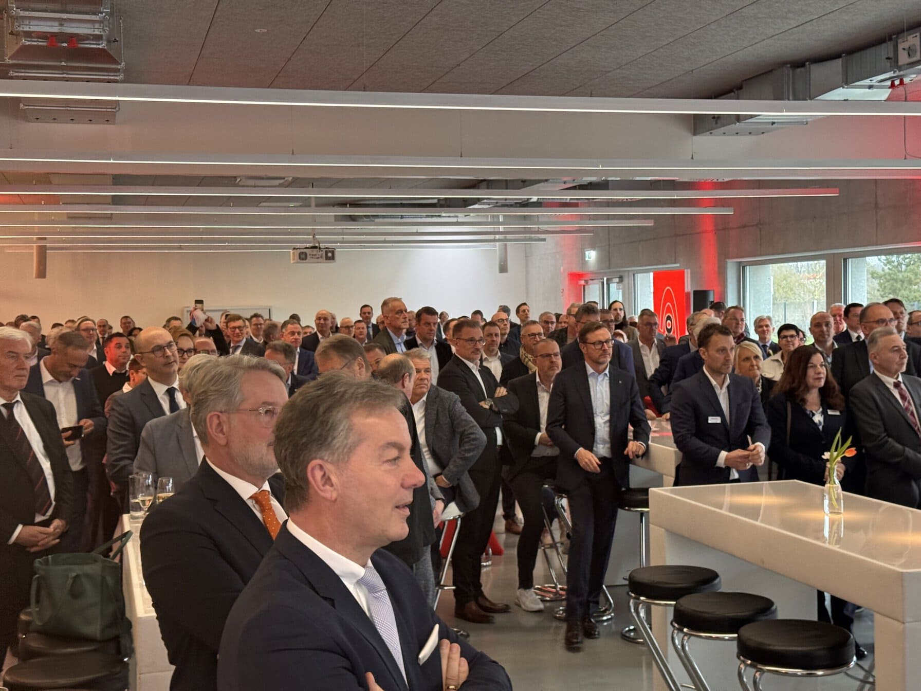 Alle Wegbegleiter aus Industrie, Handel, Verbänden und dem eigenen Unternehmen sowie Familie und Freunde waren in die neue Sopro Niederlassungen gekommen, um den beiden Ausnahme-Managern einen würdigen Abschied zu geben.