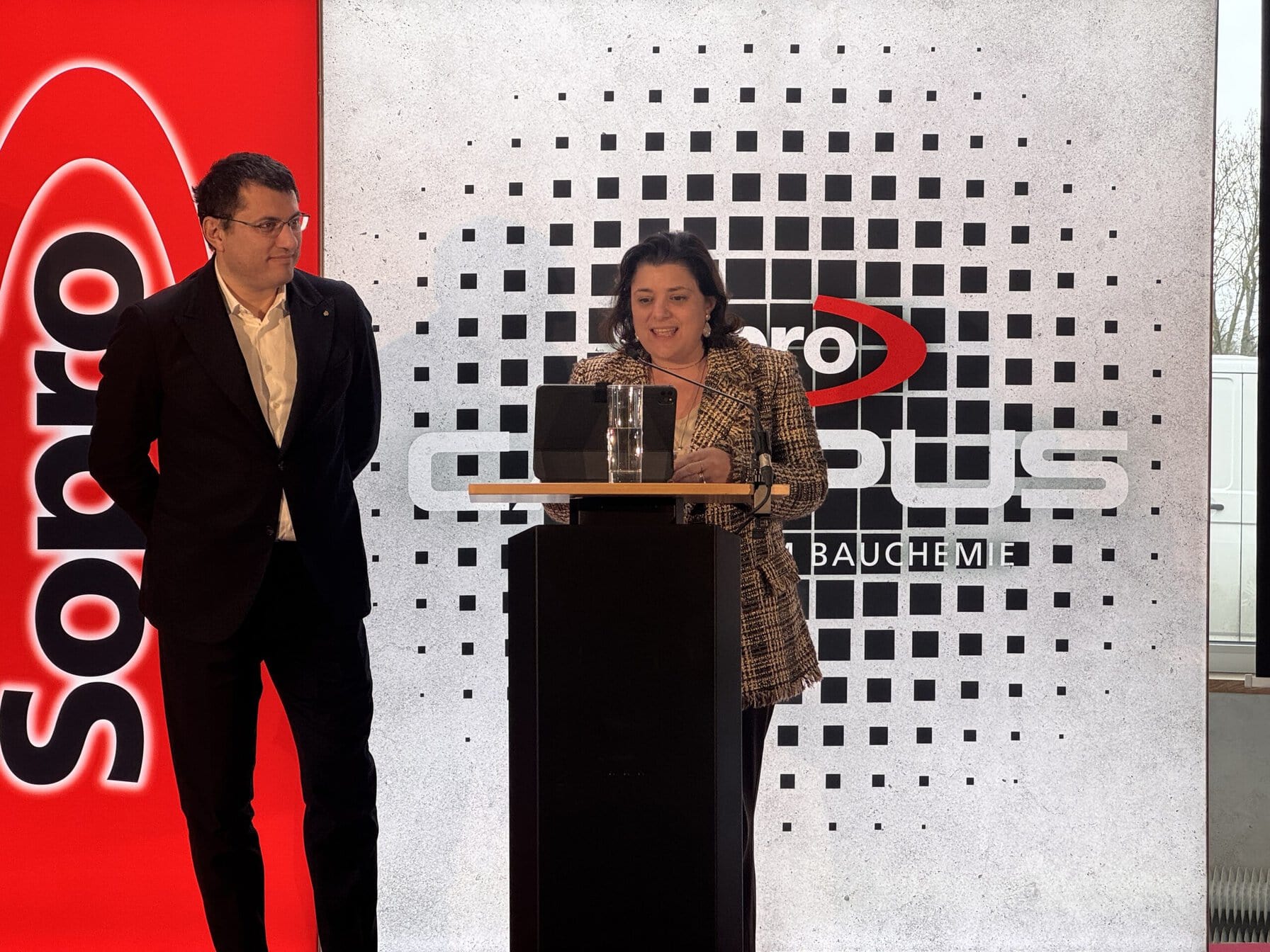 Aus Italien war die Mapei-Inhaberfamilie, Veronica und Marco Squinzi, nach Wiesbaden gereist, um die beiden Sopro-Geschäftsführer persönlich zu verabschieden.