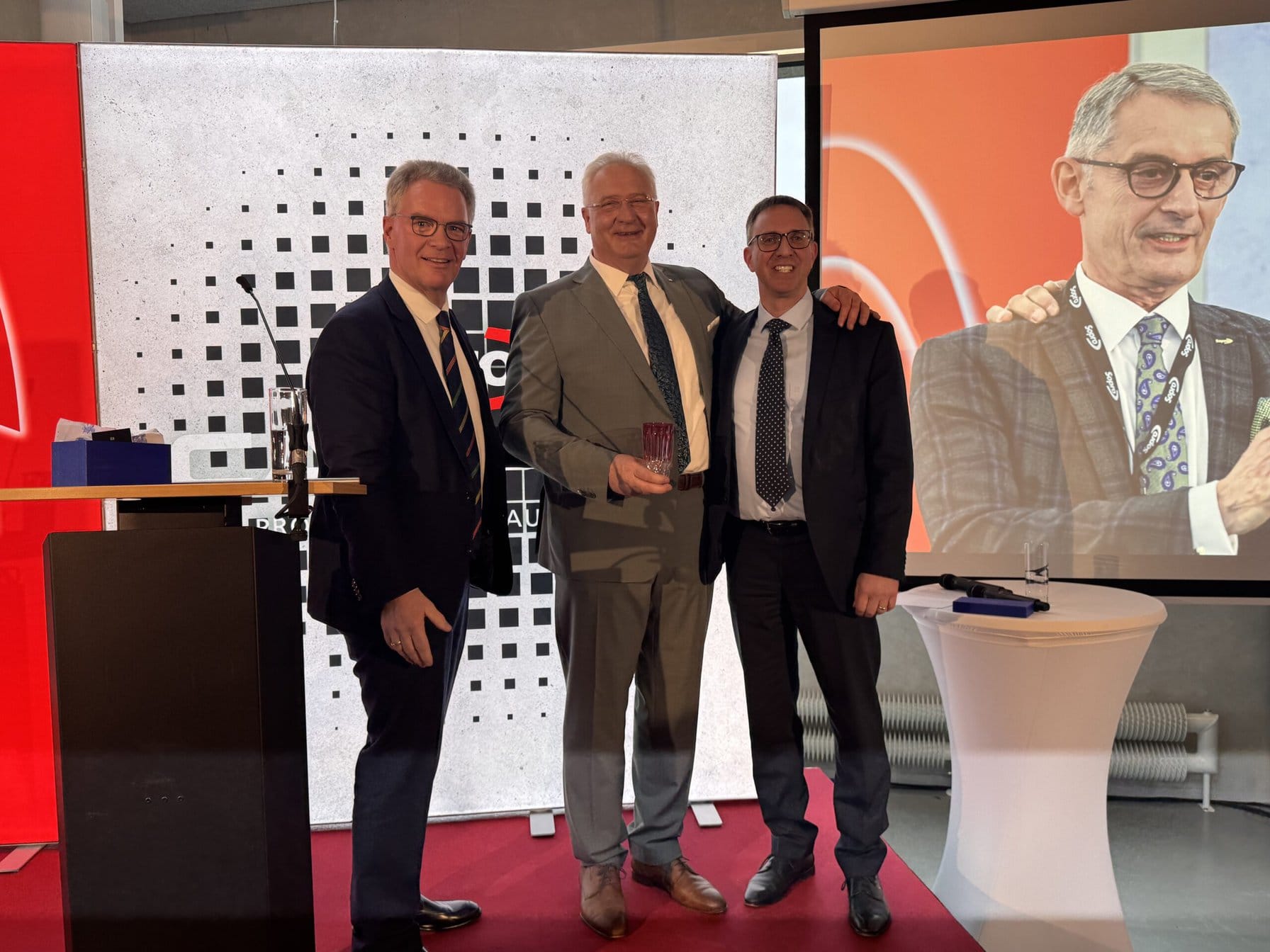 Vom BDB wurde Andreas Wilbrand von BDB-Hauptgeschäftsführer Michael Hölker (lks.) und dem BDB-Vizepräsidenten Peter Gaissmaier mit dem Freundschaftsbecher des VErbandes ausgezeichnet.