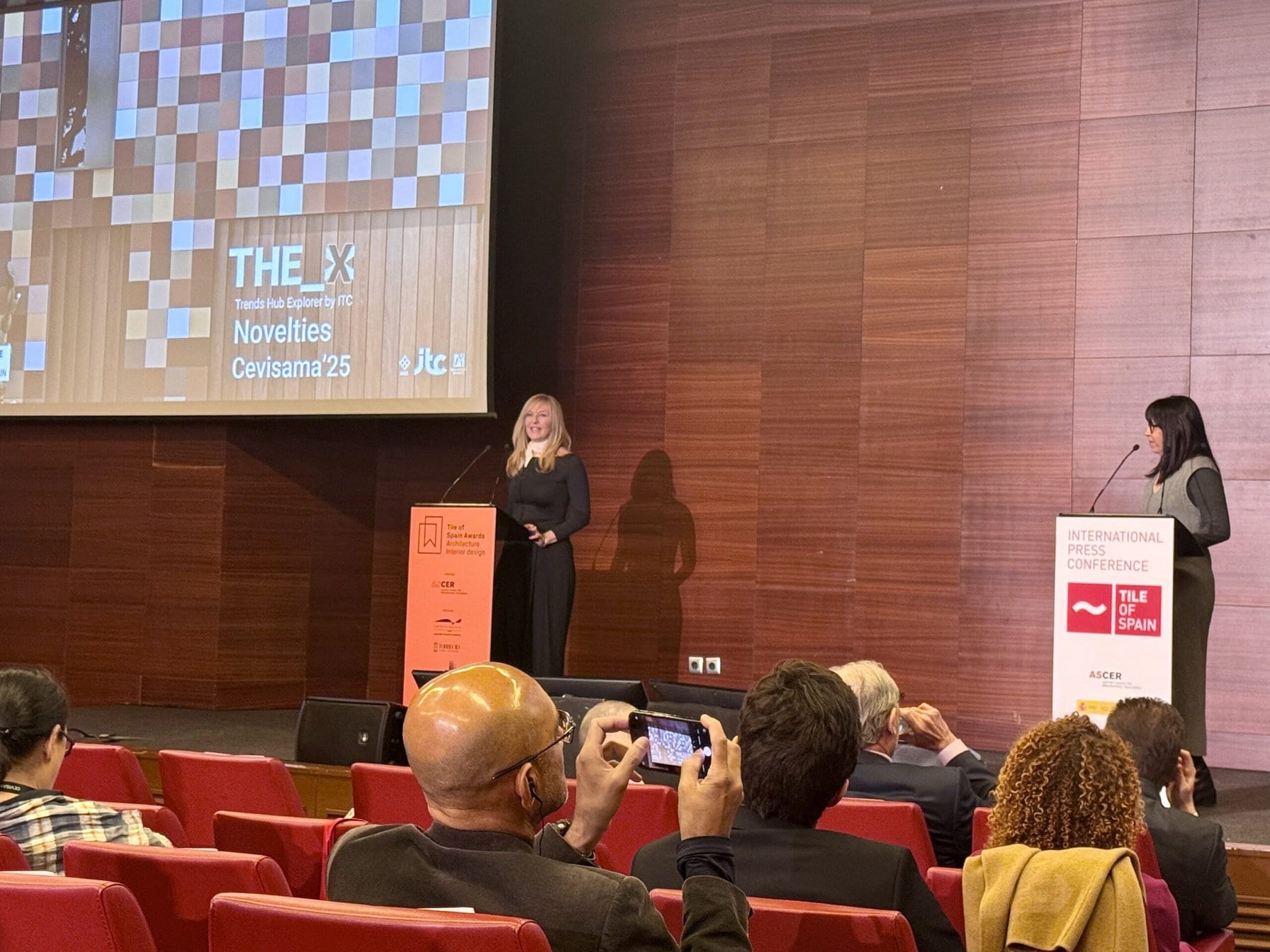 Lutzía Ortiz und Ana Benavente vom Trends Observatory des Instituto de Tecnología Cerámica (ITC) präsentierten anschließend die neuesten Designtrends der Tile of Spain-Unternehmen auf der Cevisama.