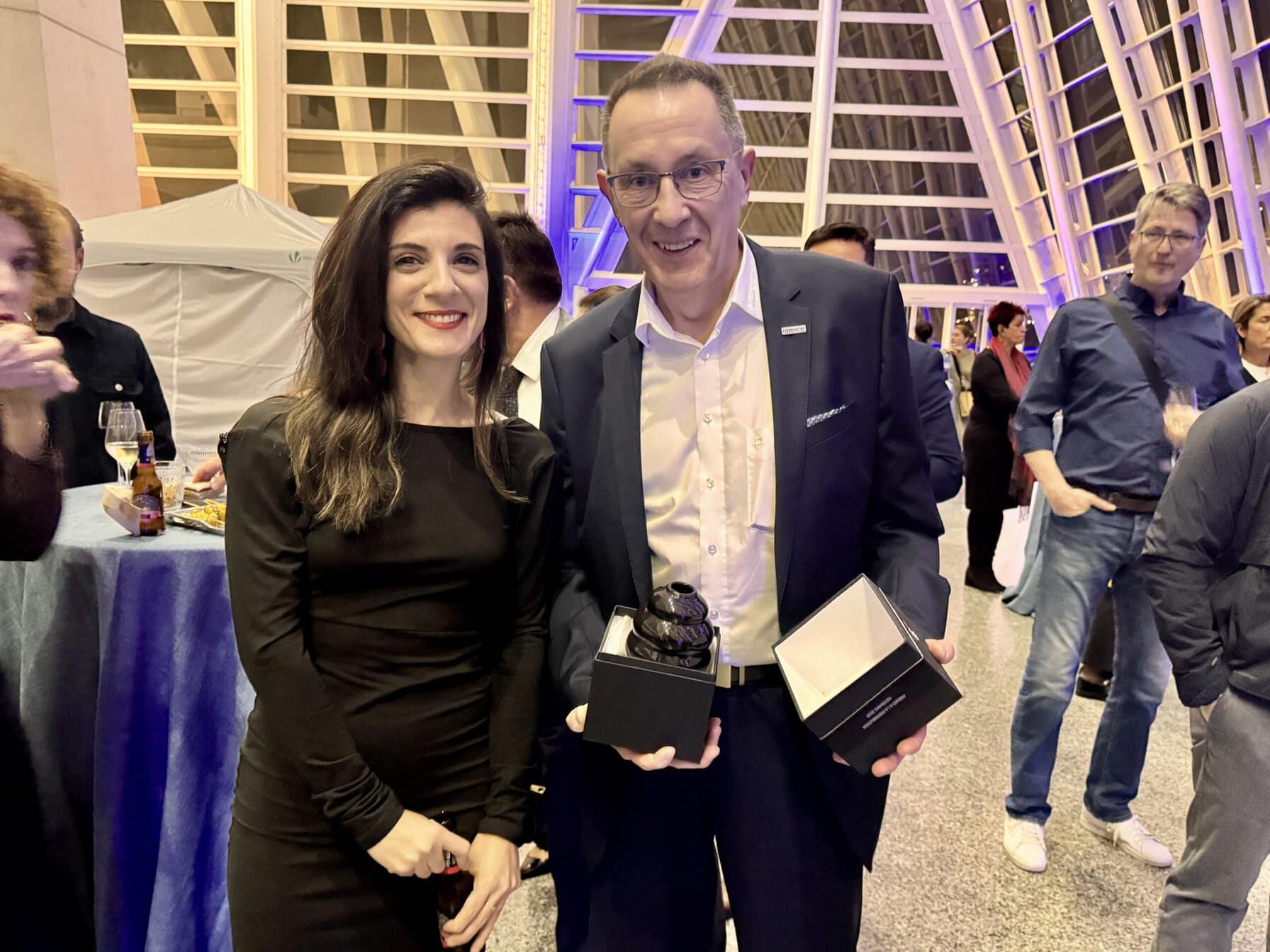 Klaus Kühn nahm in Valencia die Auszeichnung für die Eurobaustoff entgegen. Hier zusammen mit Mireia Llinares, beim spanischen Herstellerverband ASCER zuständig für die Bereiche Handel und Promotion. Fotos: Redaktion