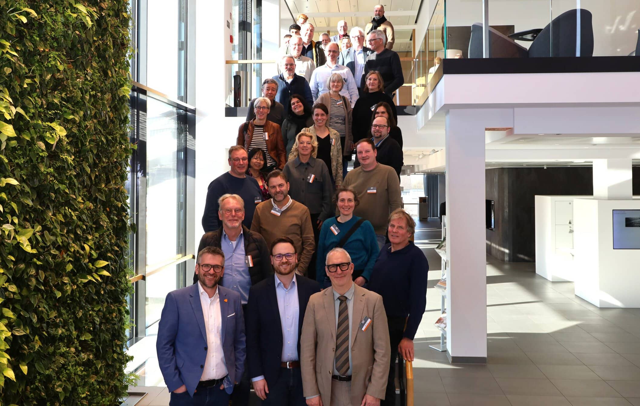 Die Referenten Jens Göke von Schlüter-Systems, Tobias Löhr (Deutschen Rocktool ) und Mario Lichy (Bienergy Gesellschaft für Energiemanagement, v. l. n. r.) mit den Teilnehmern des Architektensymposiums in der Schlüter-WorkBox.