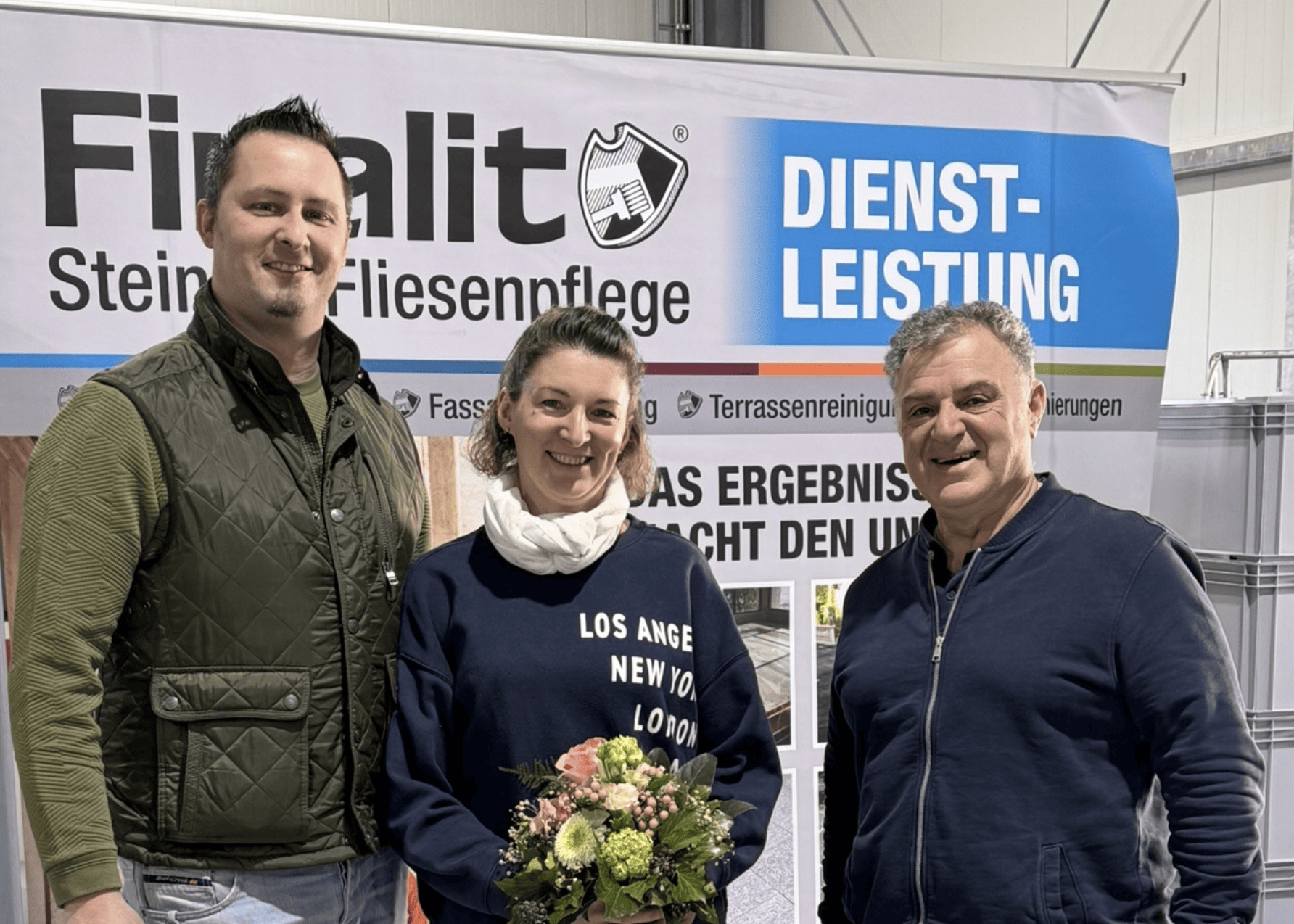 Strahlende Gesichter: Der neue Franchise-Partner Daniel Mürdter mit seiner Ehefrau Julia Mürdter und Evangelos Iordanidis, Geschäftsführer Finalit StoneCare GmbH, freuen sich auf die Zusammenarbeit. (vlnr). Foto: Finalit