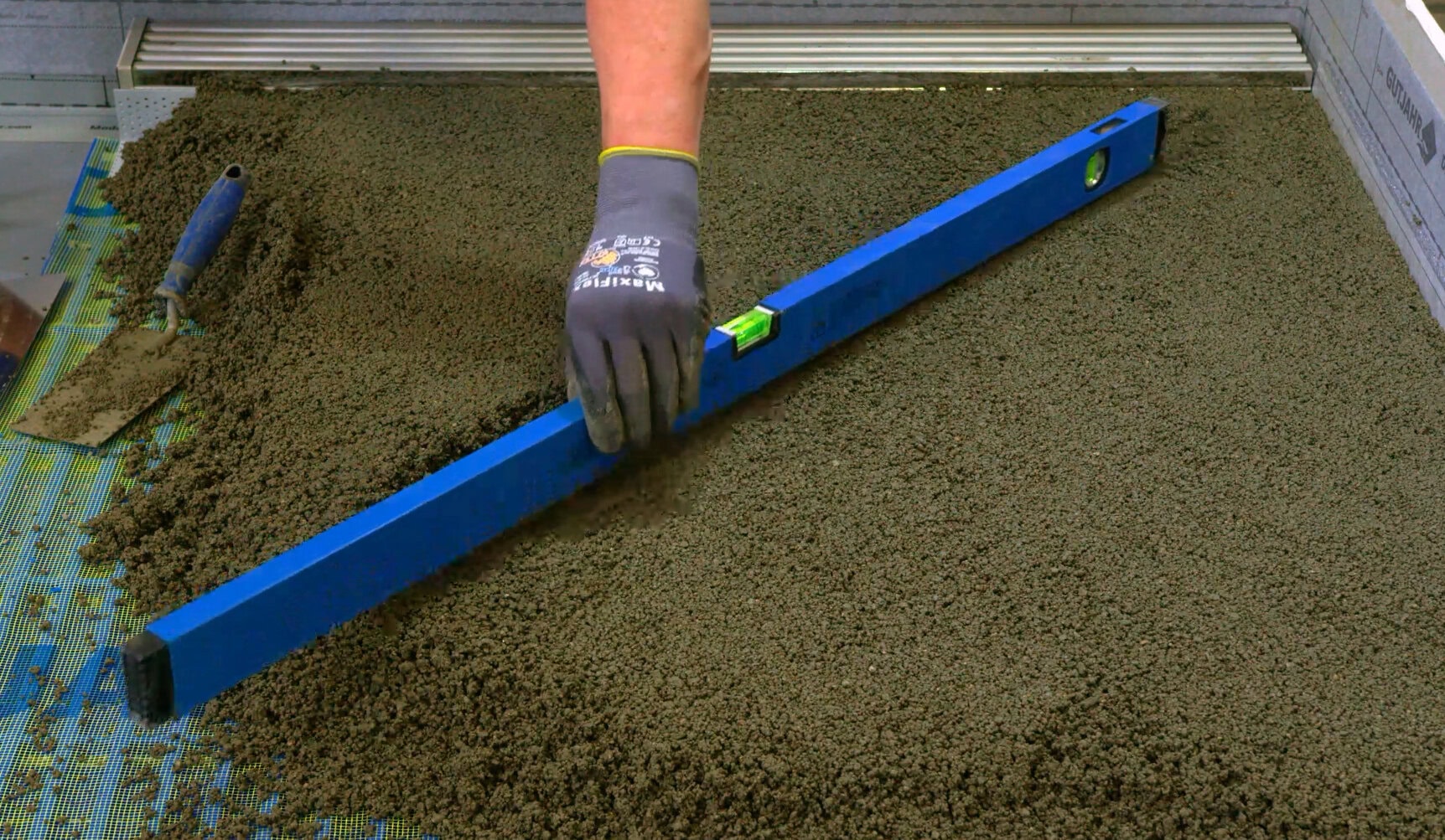 Gutjahr bietet sichere Komplettsysteme für die Verlegung hochwertiger Beläge aus Keramik, Natur- und Beton-werkstein im Außenbereich. Neben Flächendrainagen und Stelzlagern gehören auch zwei Drainmörtel zum Produktprogramm. Steht genügend Aufbauhöhe zur Verfügung, kommt der zementgebundene Drainmörtel MorTec DRAIN-ZE zum Einsatz – zusammen mit Flächendrainage oder Drain-Stelzlager.