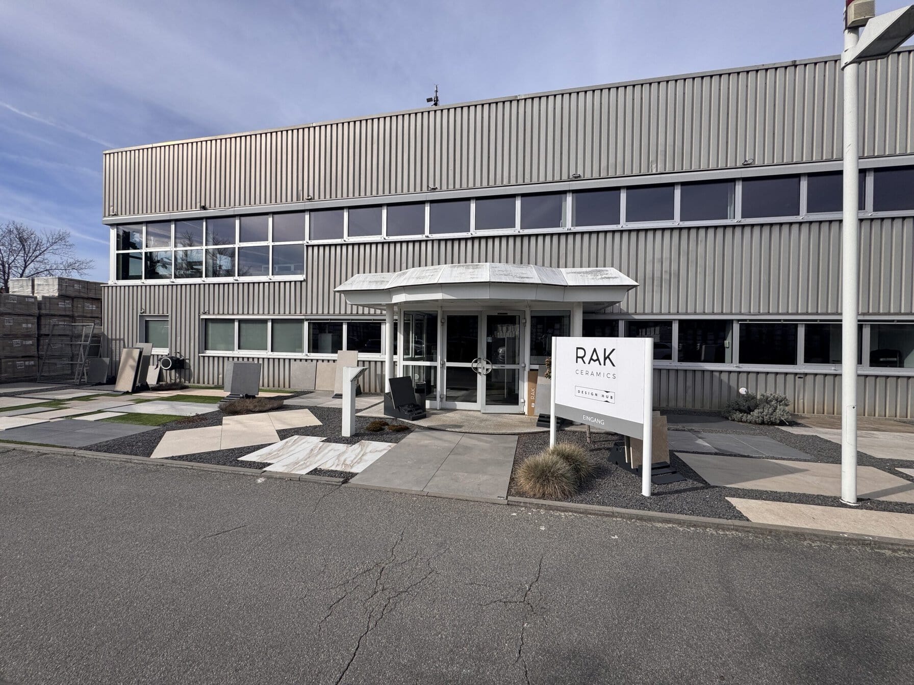 Standort Gernsheim: von außen eher unscheinbar.