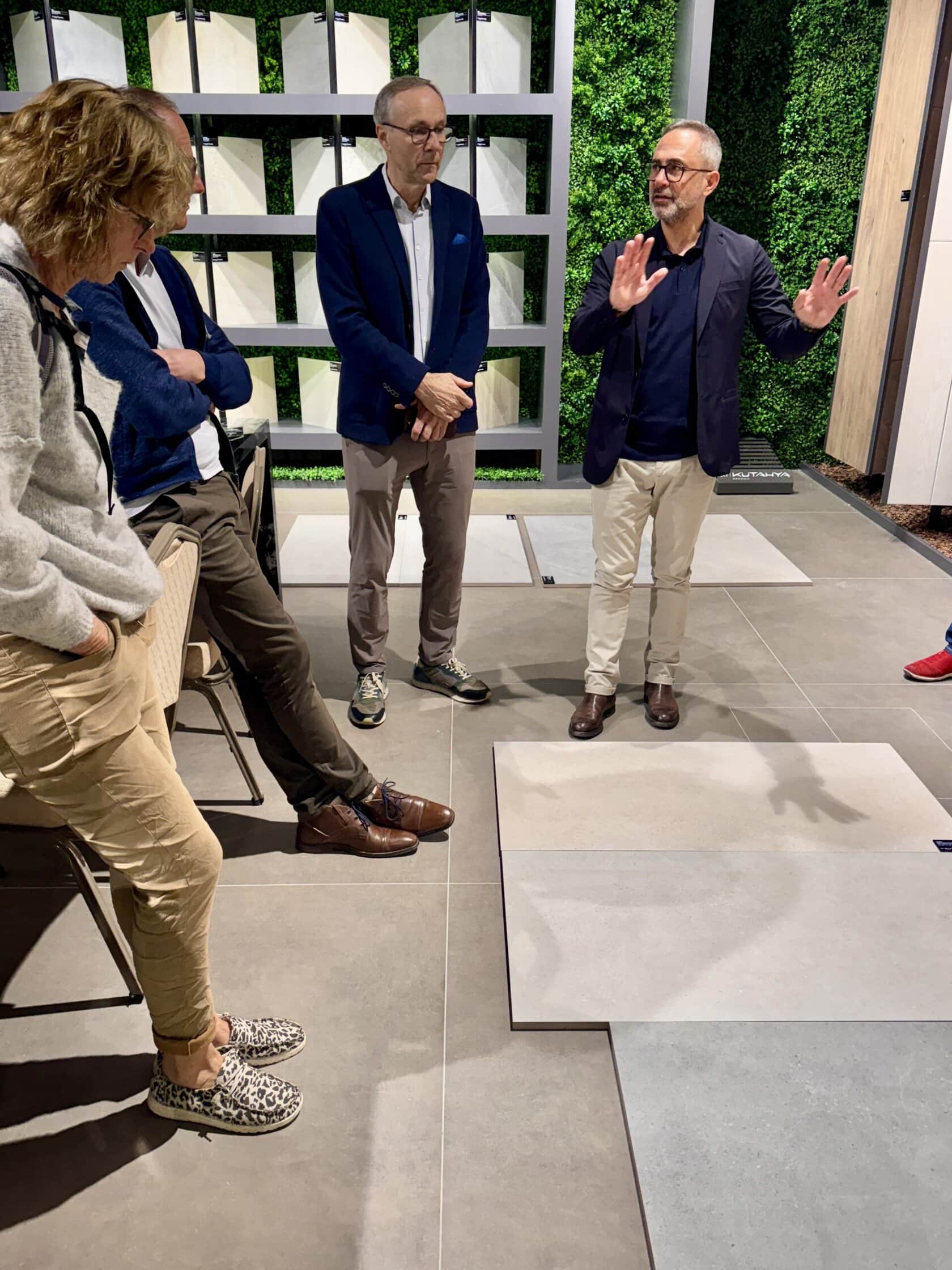 Gökmen Kösele, Kütahya -Exportleiter Europa und UK (Mitte), erläuterte das Programm.