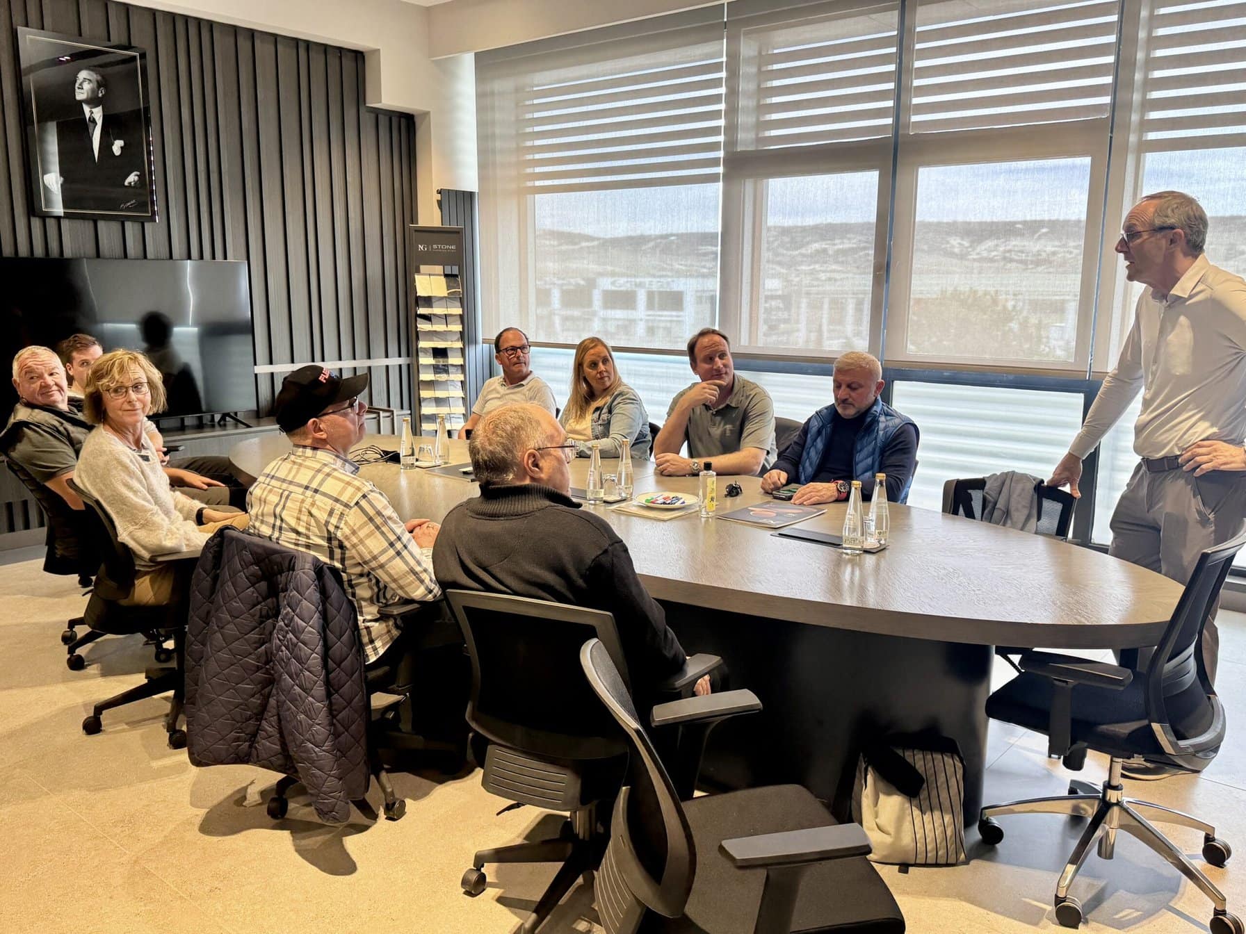 Die Leser im Gespräch mit Tomas Matlari (rechts).