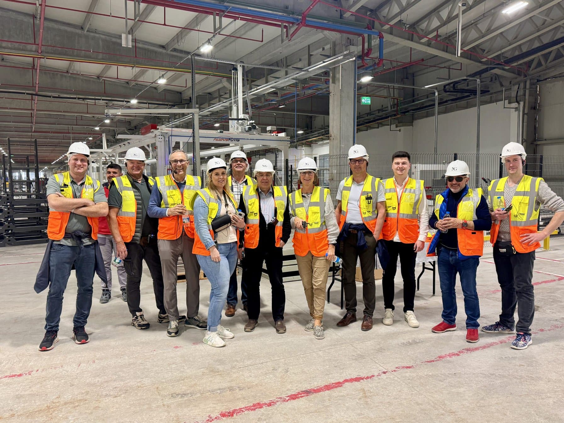 Helme und Schutzwesten gehören bei einer Werksbesichtigung natürlich zur Ausstattung.