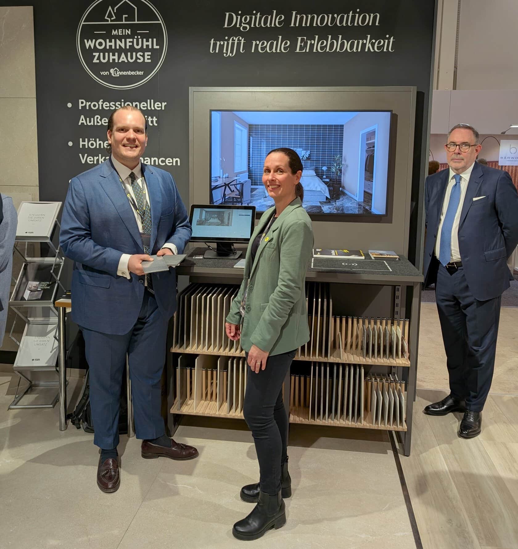 Umfassende Fliesenberatung auf kleinstem Raum: Karl-Sebastian Hauff (l.) erläutert Kerstin Geldmacher das neue digitale Präsentationssystem.
