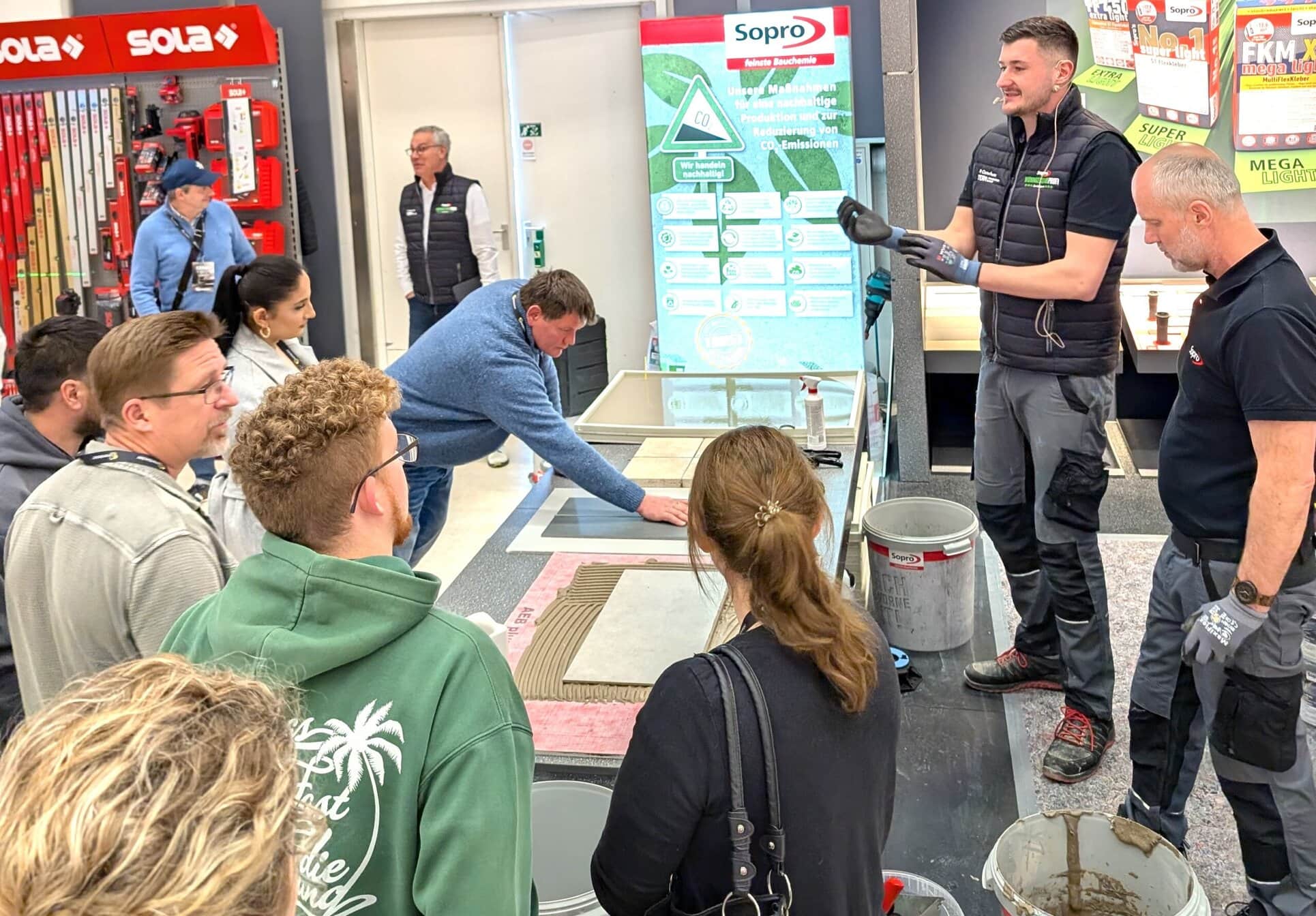 Gute besuchte Live-Darbietungen: Die Anwendungstechniker der Sopro zogen die Messebesucher mit Verlegevorführungen in ihren Bann.