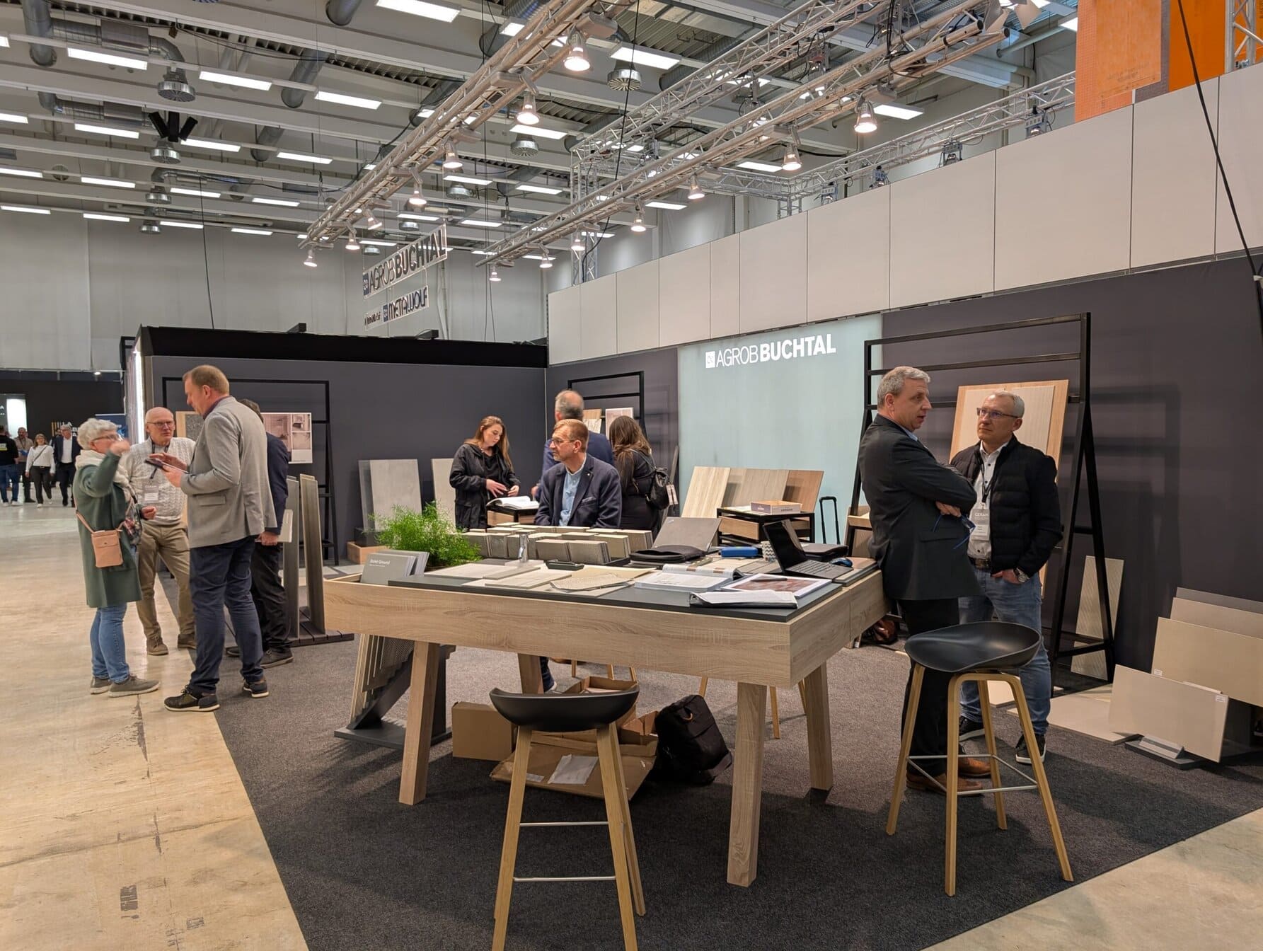 Trotz schwieriger Marktlage mit eigenem Messestrand auf der CeramVision: das Team von Agrob Buchtal in Kundengesprächen.