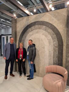 Porcelaingres präsentierte an seinem Messestand eine Anwendung, der Cersaie-Neuheit Estro die auch für die Kundenausstellung bestellt werden kann: Norbert Bang (l.) von der deutschen Marke der italienischen Iris-Gruppe mit seiner Linnenbecker-Betreuerin und Kunde Ulf Rappelt von UR Fliesen Design.