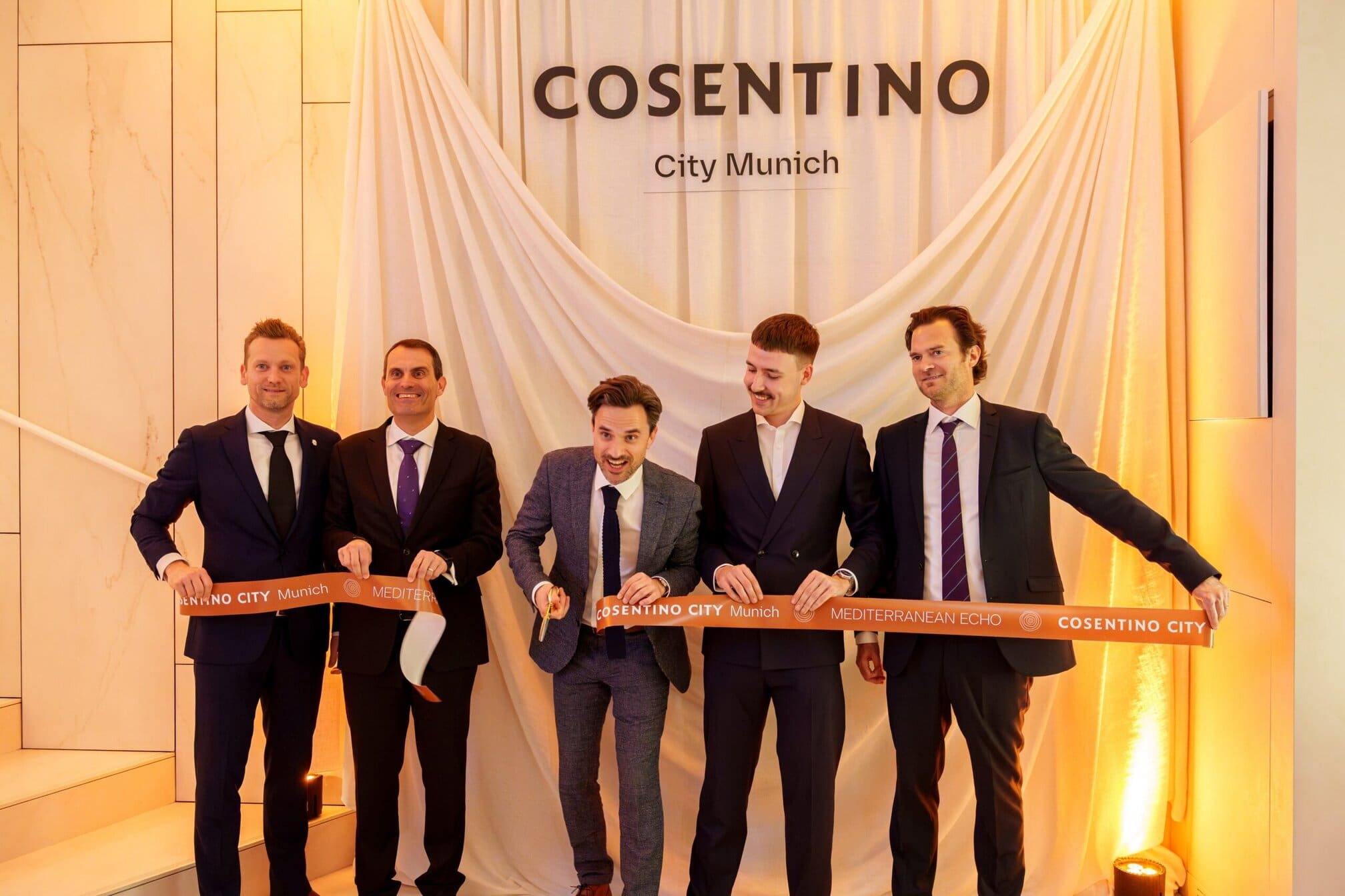 Feierliche Eröffnung des Cosentino City Munich: Cedric Lachmann, Manager des City Center Munich, durchschneidet das seidene Band. Abb. 4: Sehr zufrieden mit dem erfolgreichen Start des Cosentino City Munich: Cedric Lachmann und Pedro Parra.
