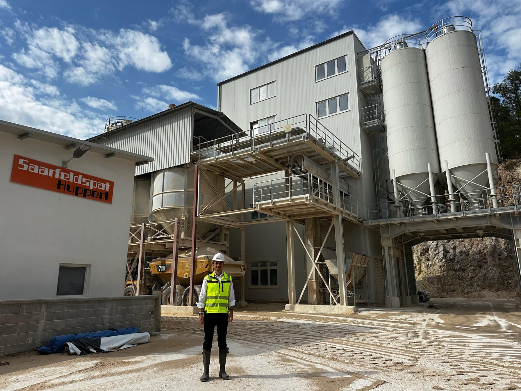 Stephan Schmidt vor den Aufbereitungsanlagen der Saarfeldspatwerke. Foto: Stephan Schmidt Gruppe