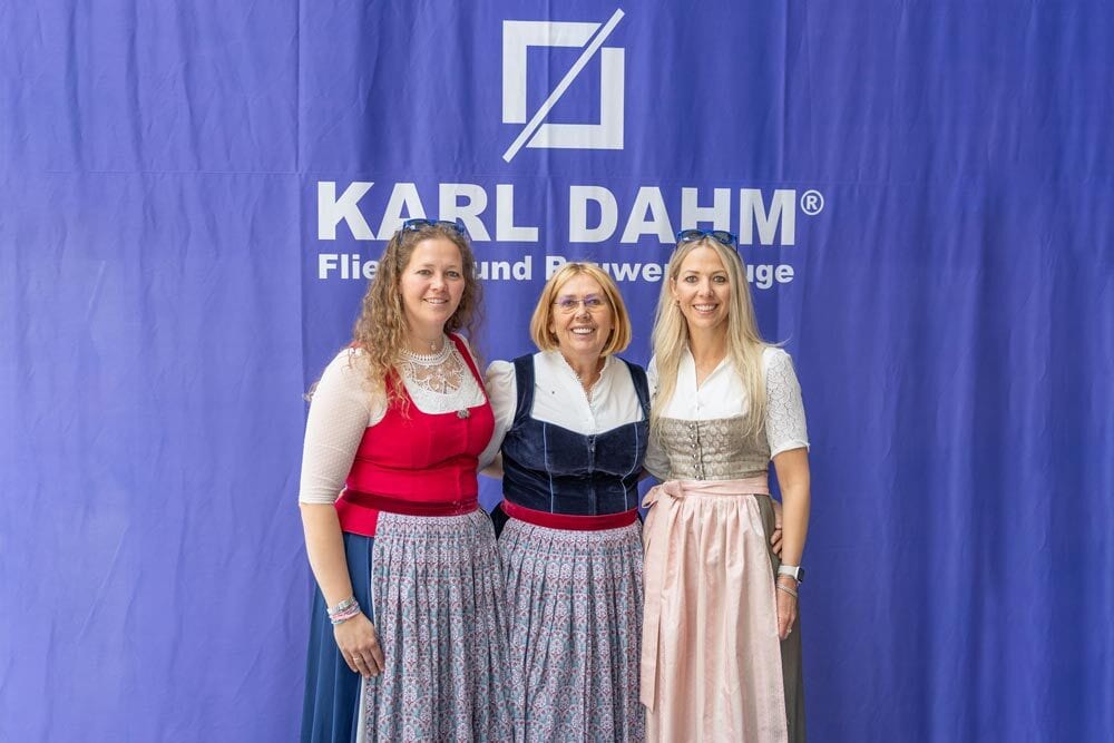 Die Geschäftsführerinnen von Karl Dahm, Carolin Heuckmann-Wiesinger (rechts) und Felizitas Heuckmann (links) freuten sich zusammen mit Ihrer Mutter über die positive Resonanz ihrer Handwerker-Tage am Chiemsee.